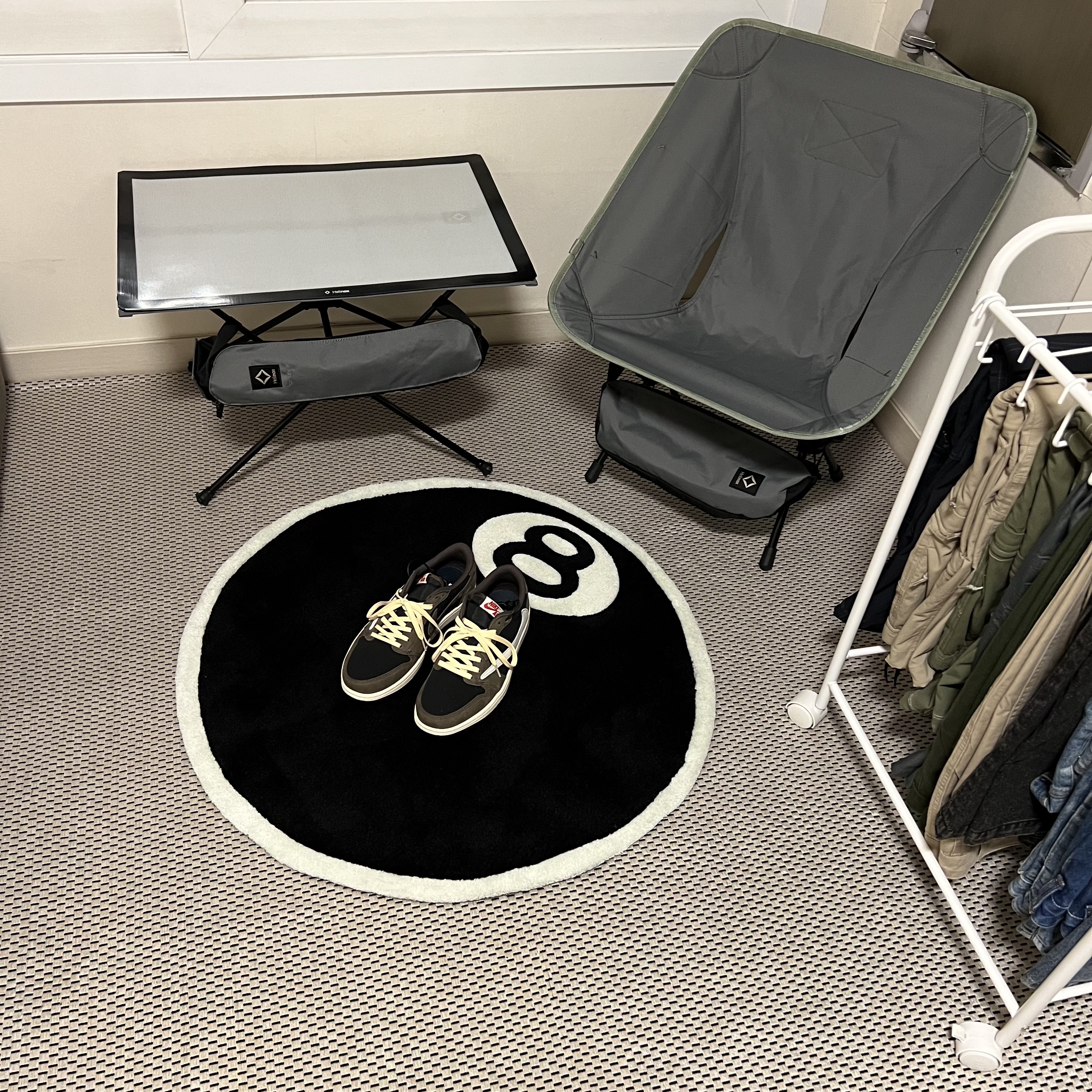 Jordan 1 x Travis Scott Retro Low OG SP Mocha, Stussy 8 Ball Rug Black 착용 스타일