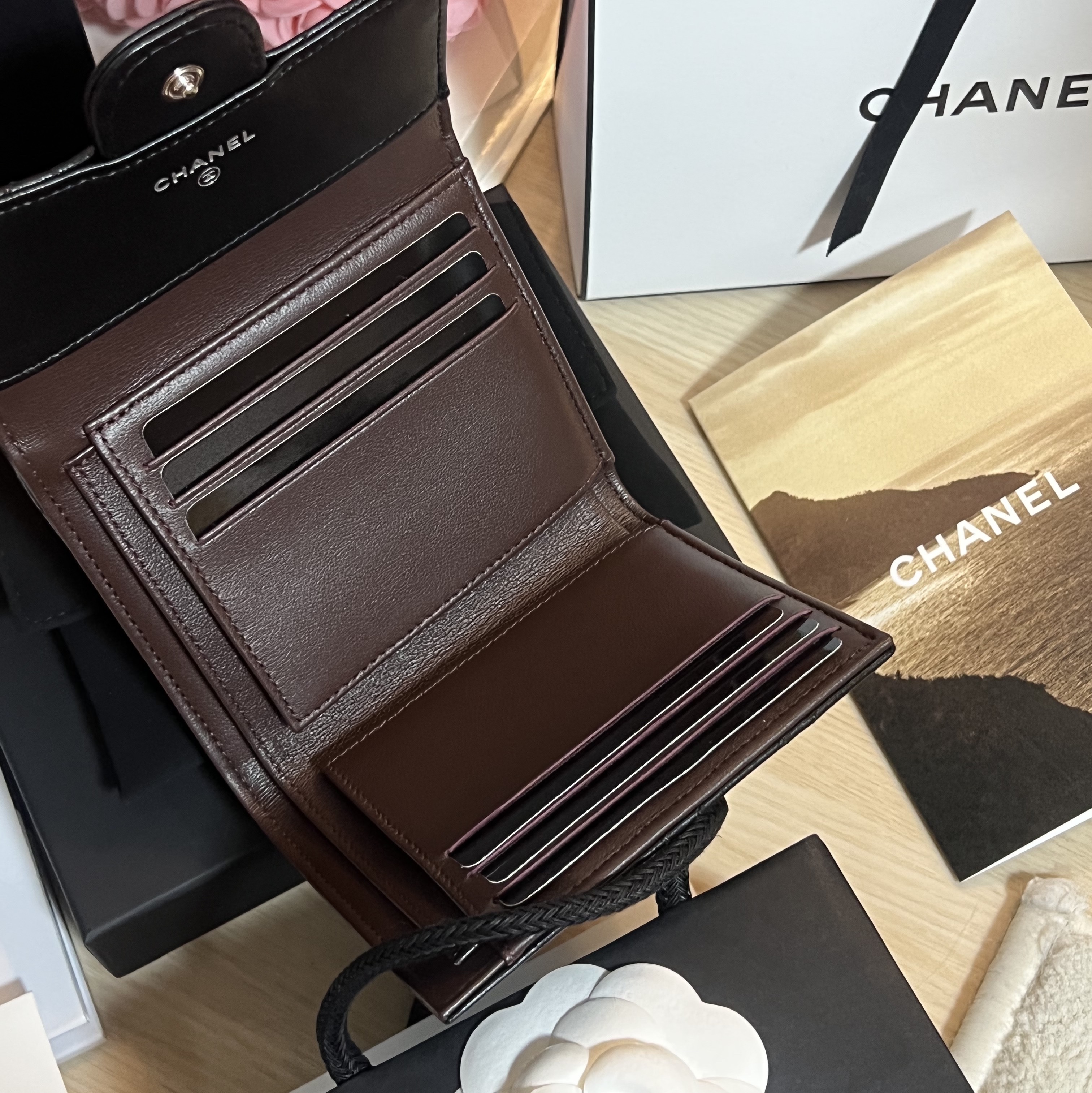 Chanel Classic Small Flap Wallet Lambskin & Silver Black 착용 스타일