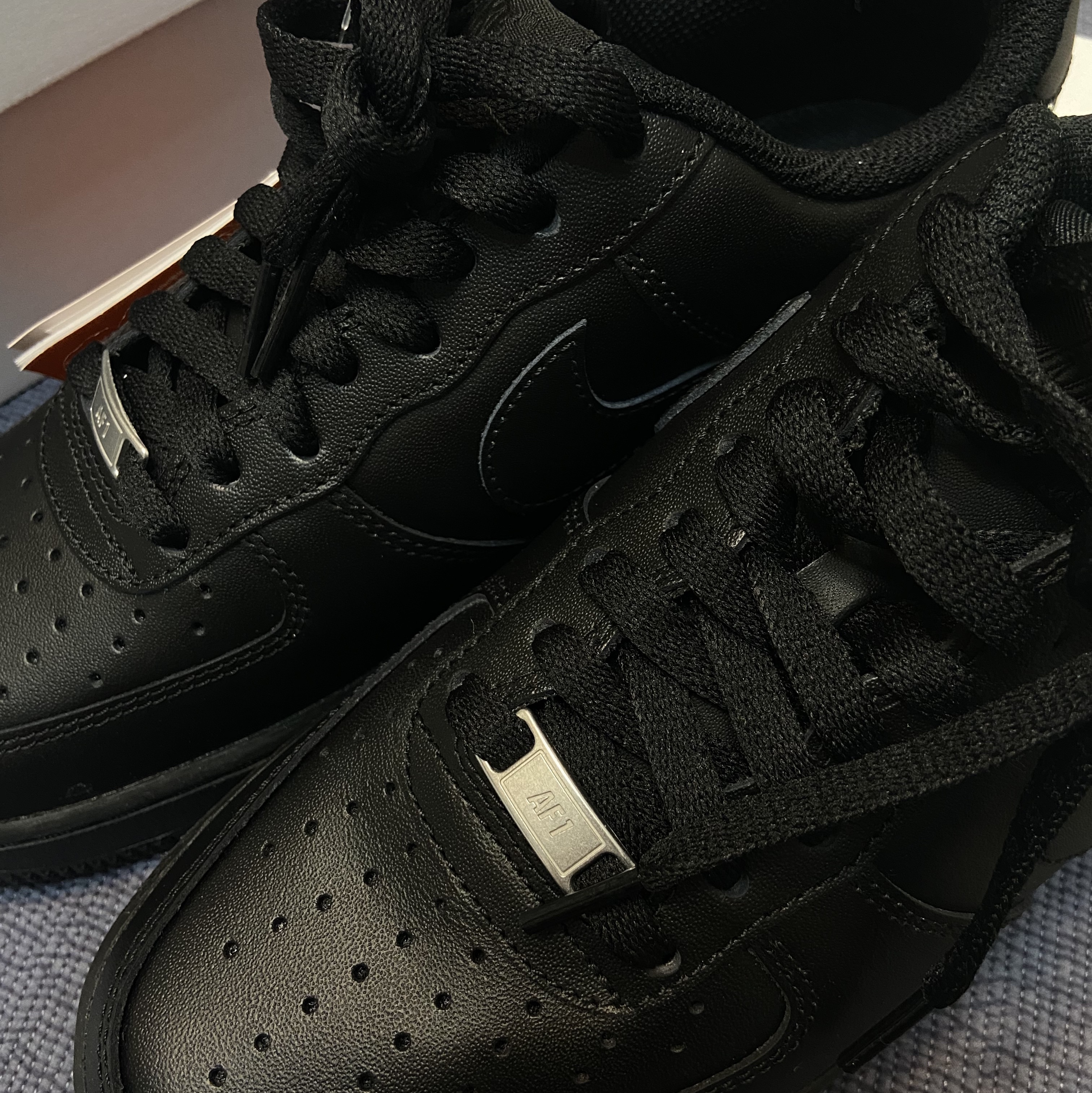 Nike Air Force 1 '07 Low Triple Black 착용 스타일