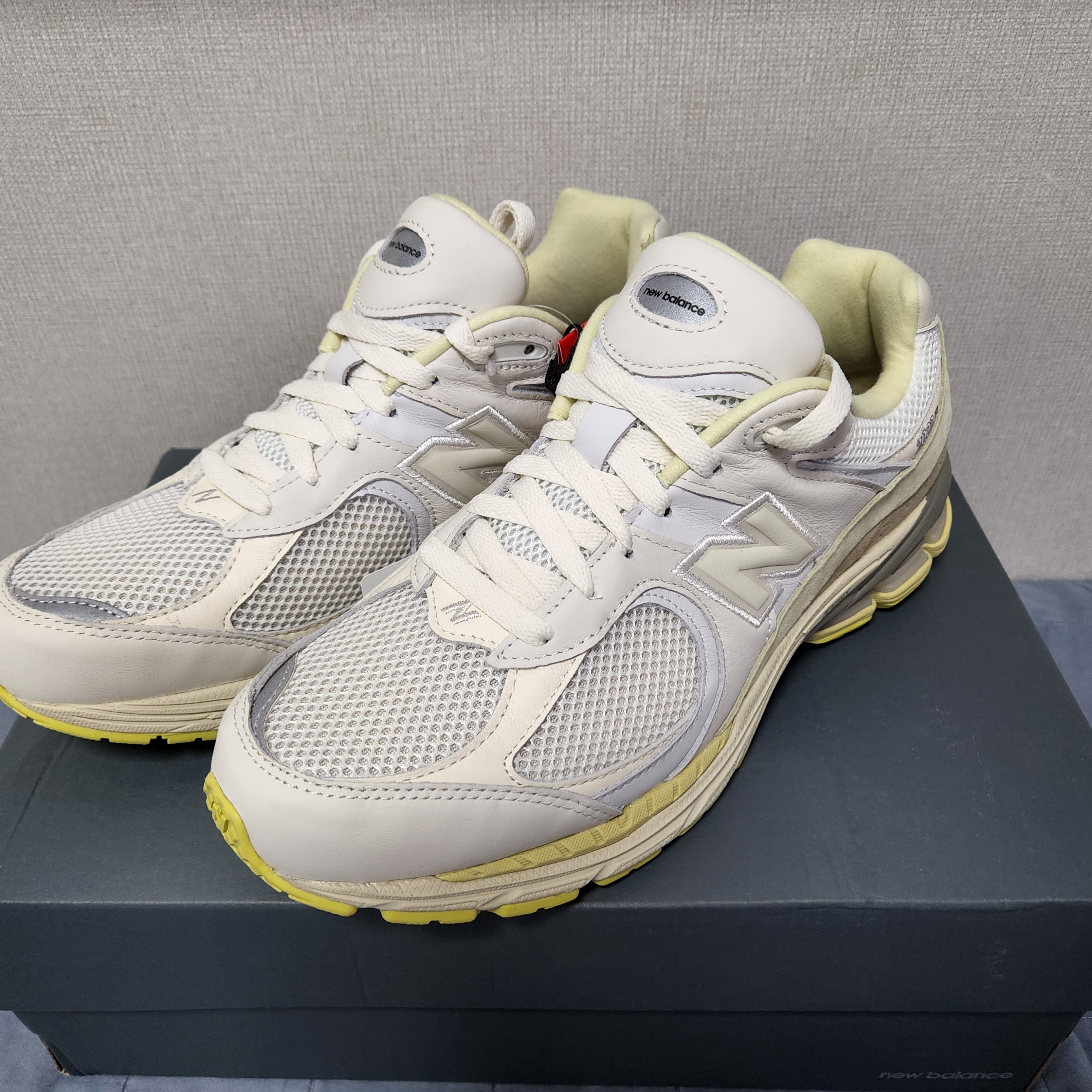 New Balance x Auralee 2002R White 착용 스타일