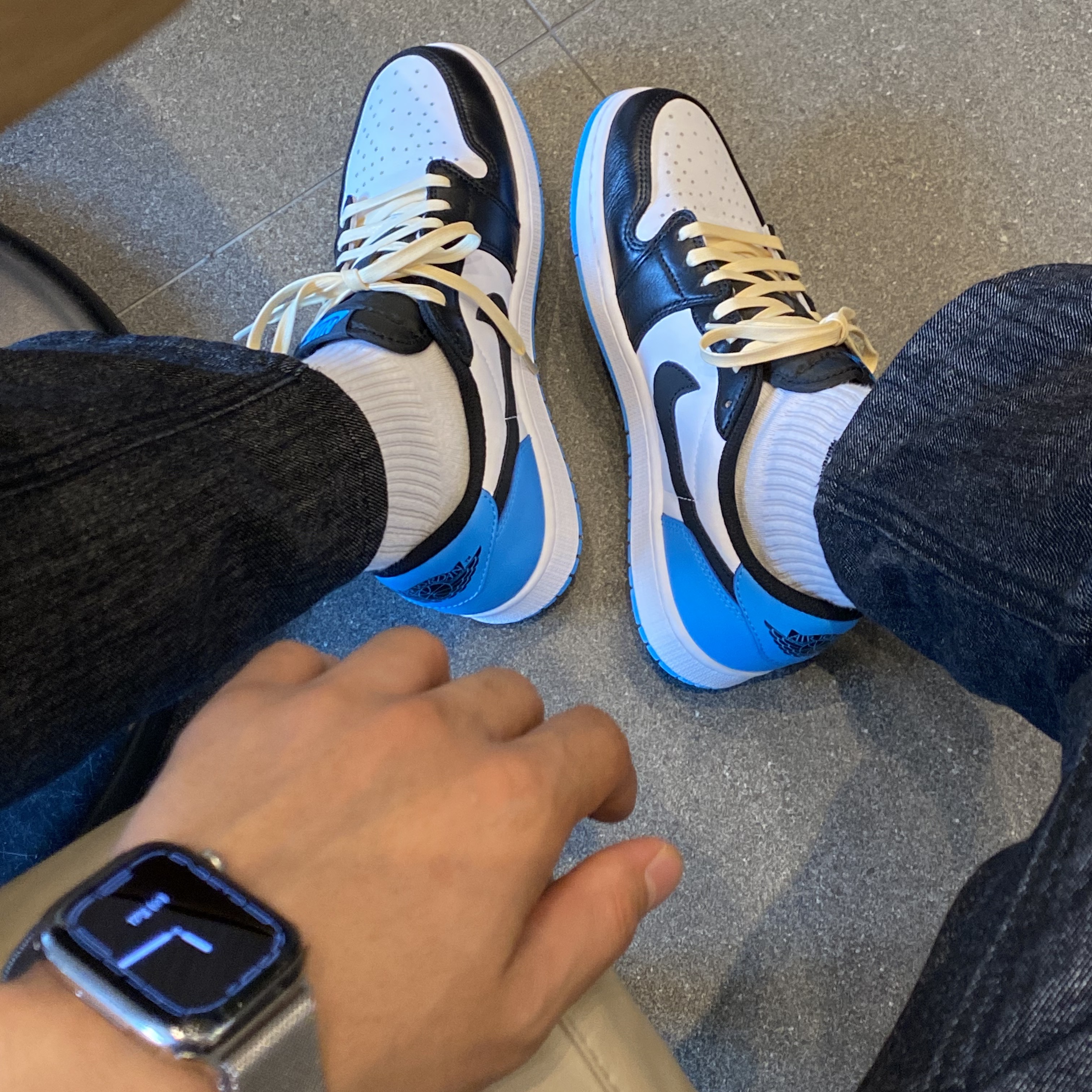 Jordan 1 Retro Low OG Black and Dark Powder Blue 착용 스타일