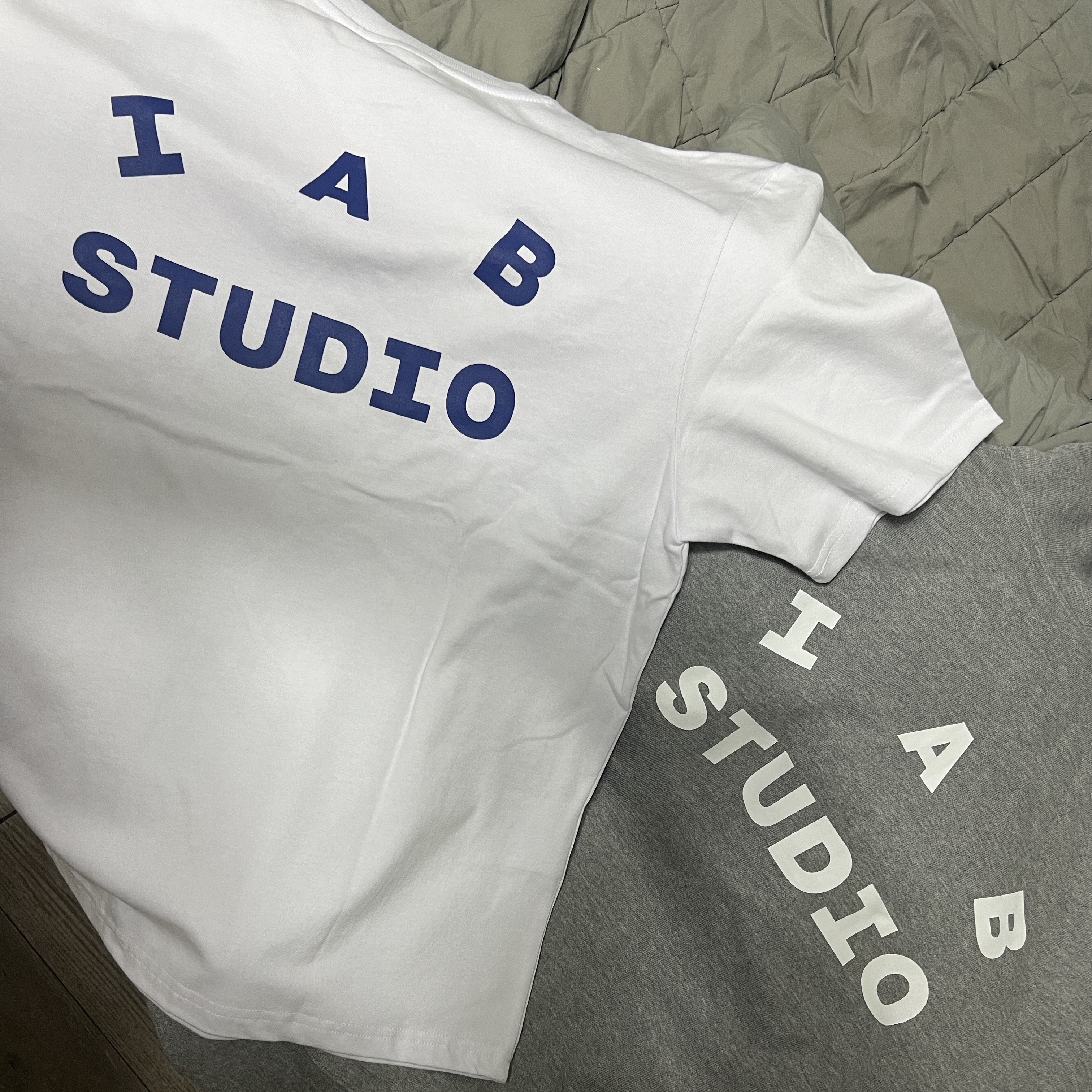 IAB Studio T-Shirt White Navy - 22FW, IAB Studio Zip-Up Hoodie Gray - 22FW 착용 스타일