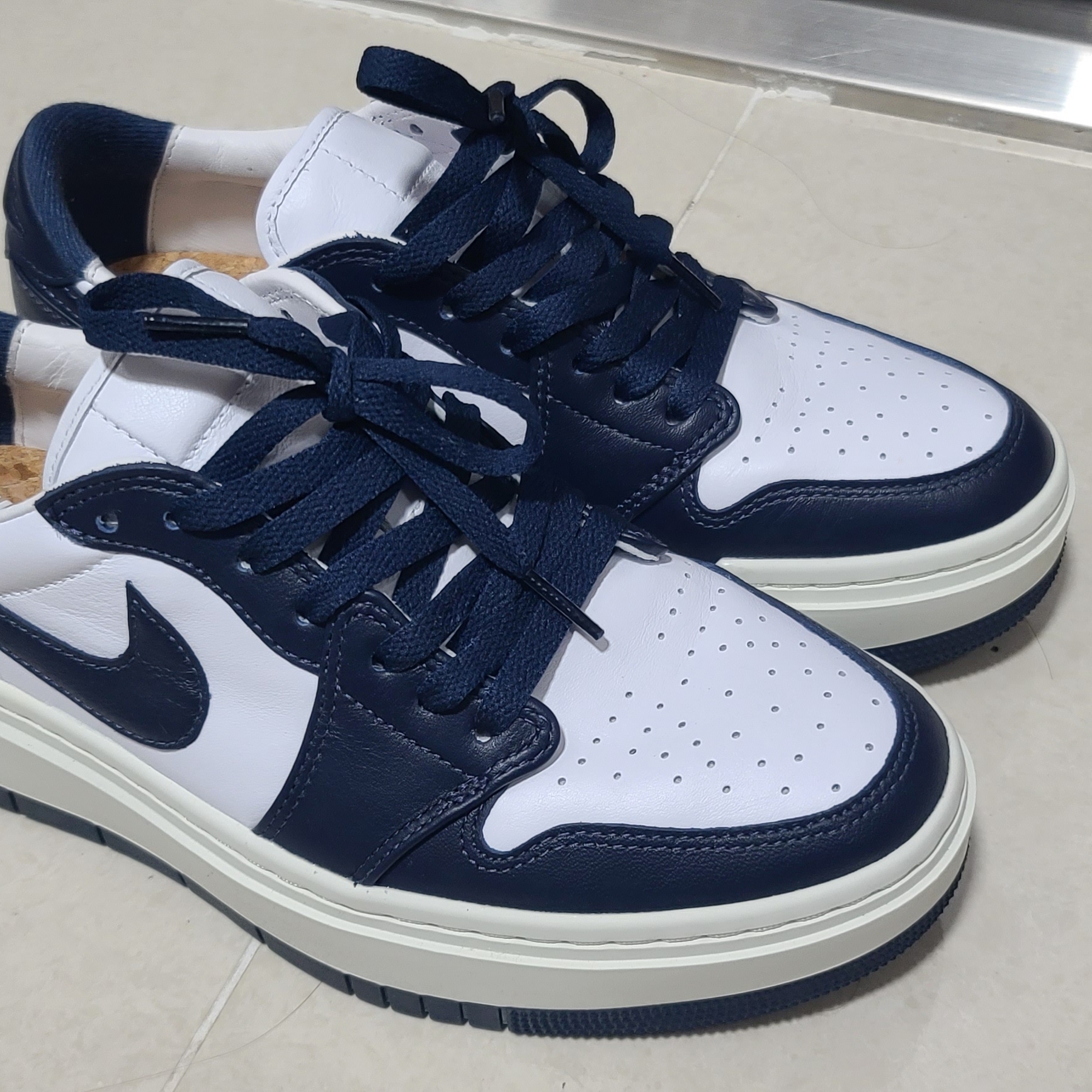 (W) Jordan 1 Elevate Low Midnight Navy 착용 스타일 - 2