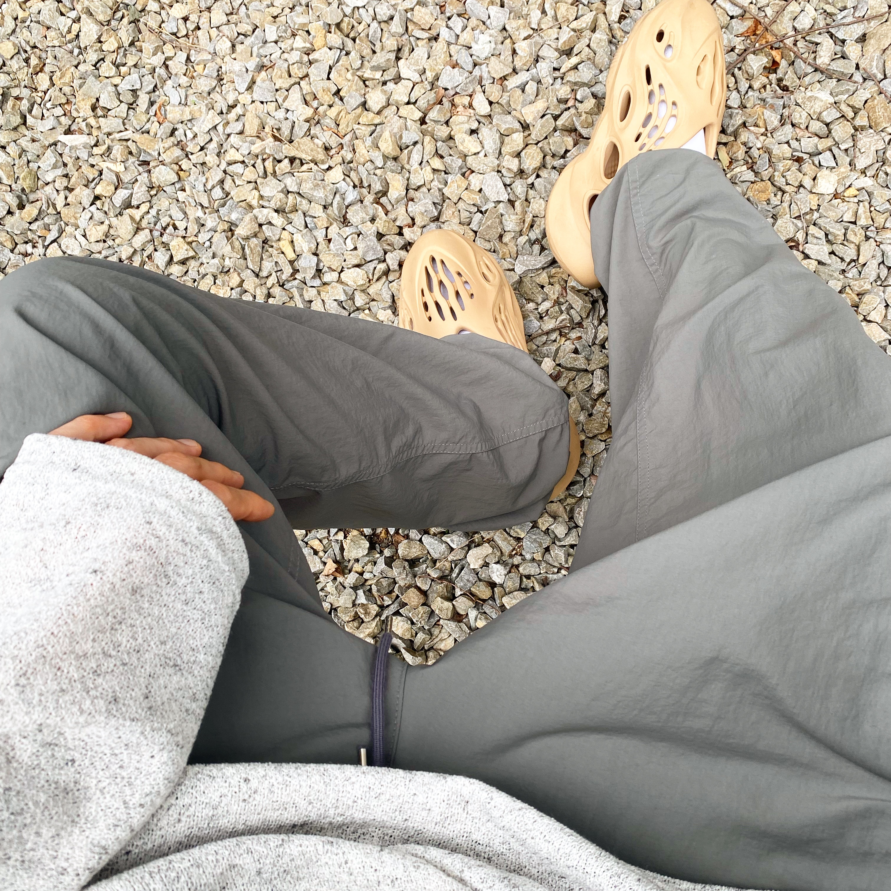 Adidas Yeezy Foam RNNR Ochre 착용 스타일