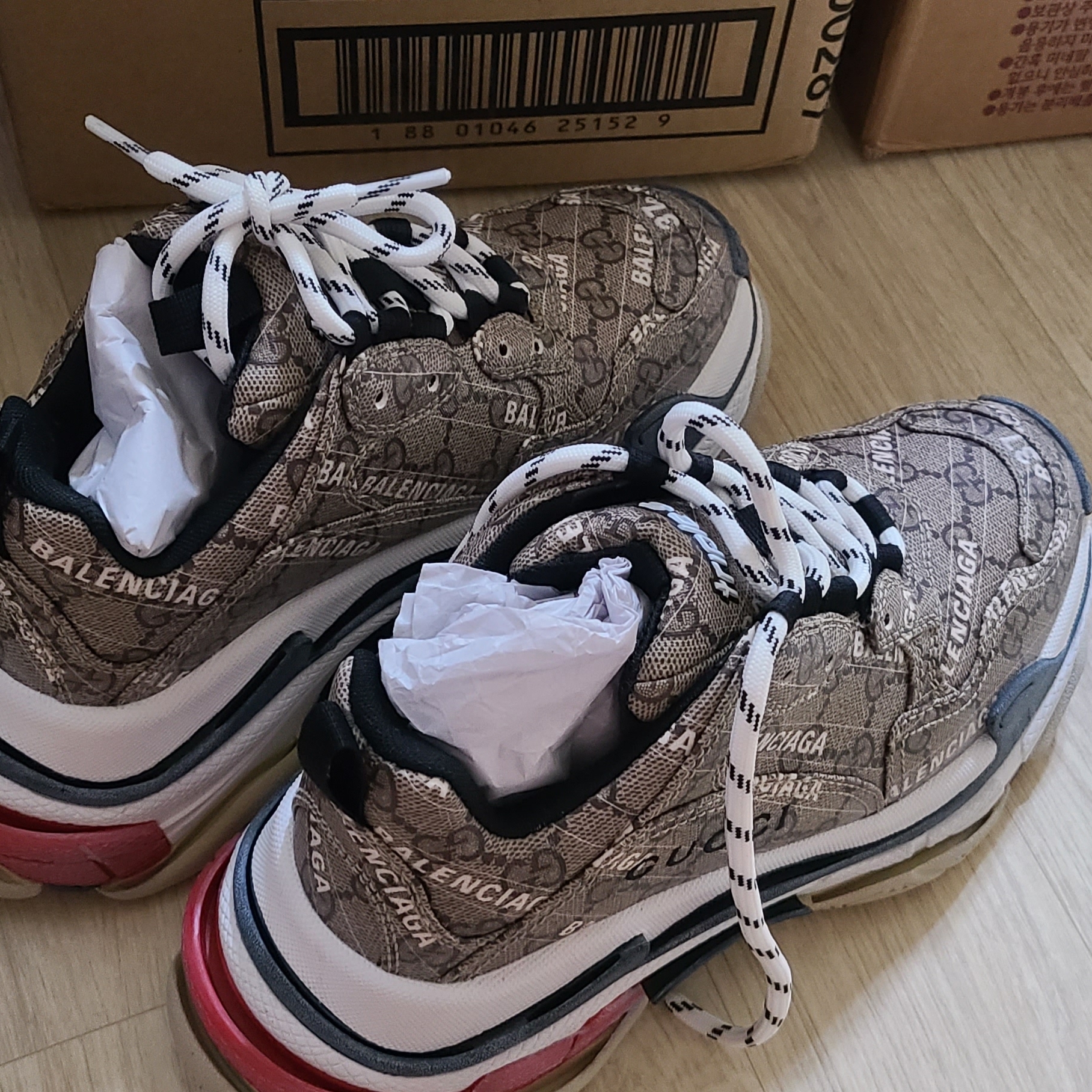 (W) Balenciaga x Gucci The Hacker Project Triple S Sneakers Beige Ebony GG Supreme Black White Red 착용 스타일 - 1