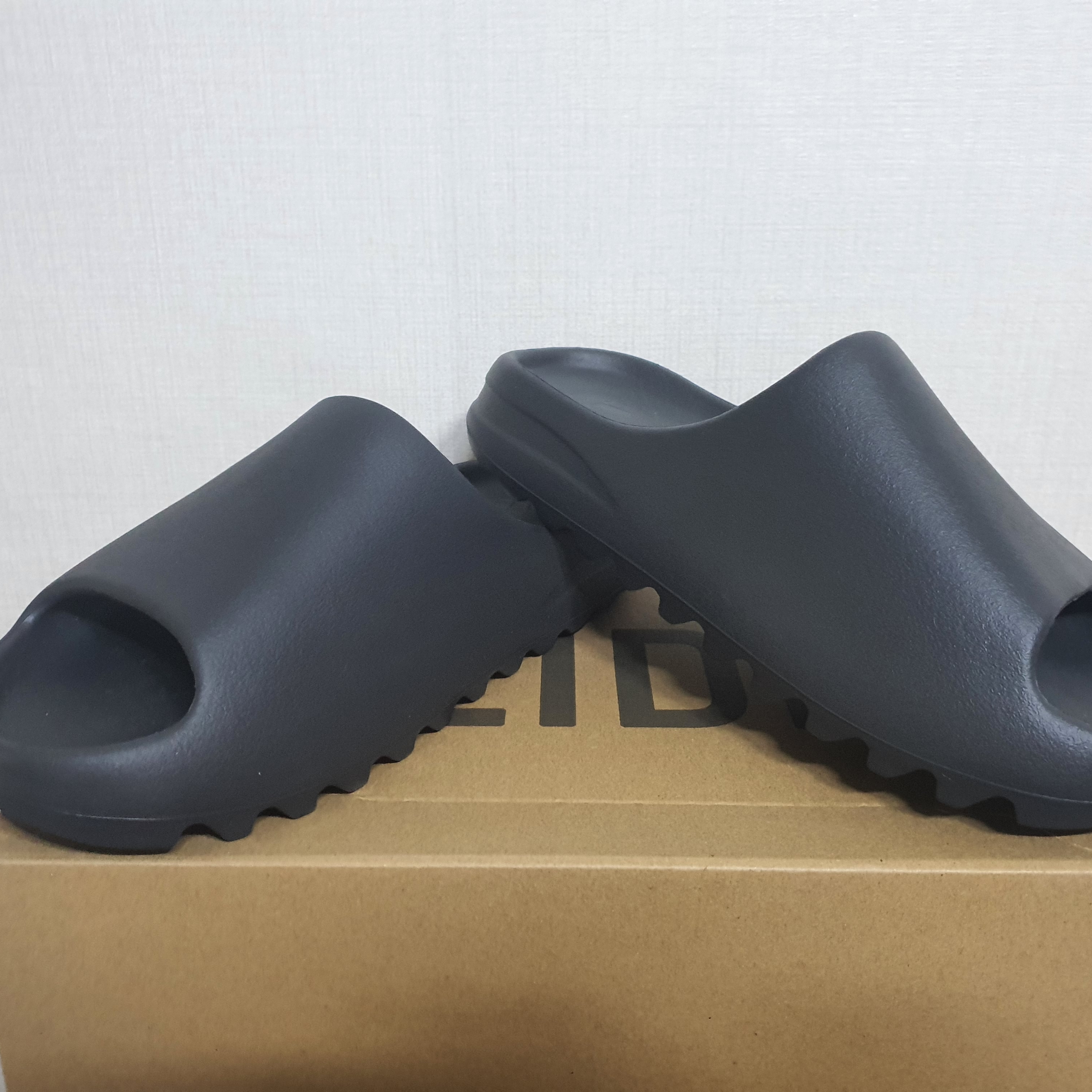 Adidas Yeezy Slide Onyx 착용 스타일