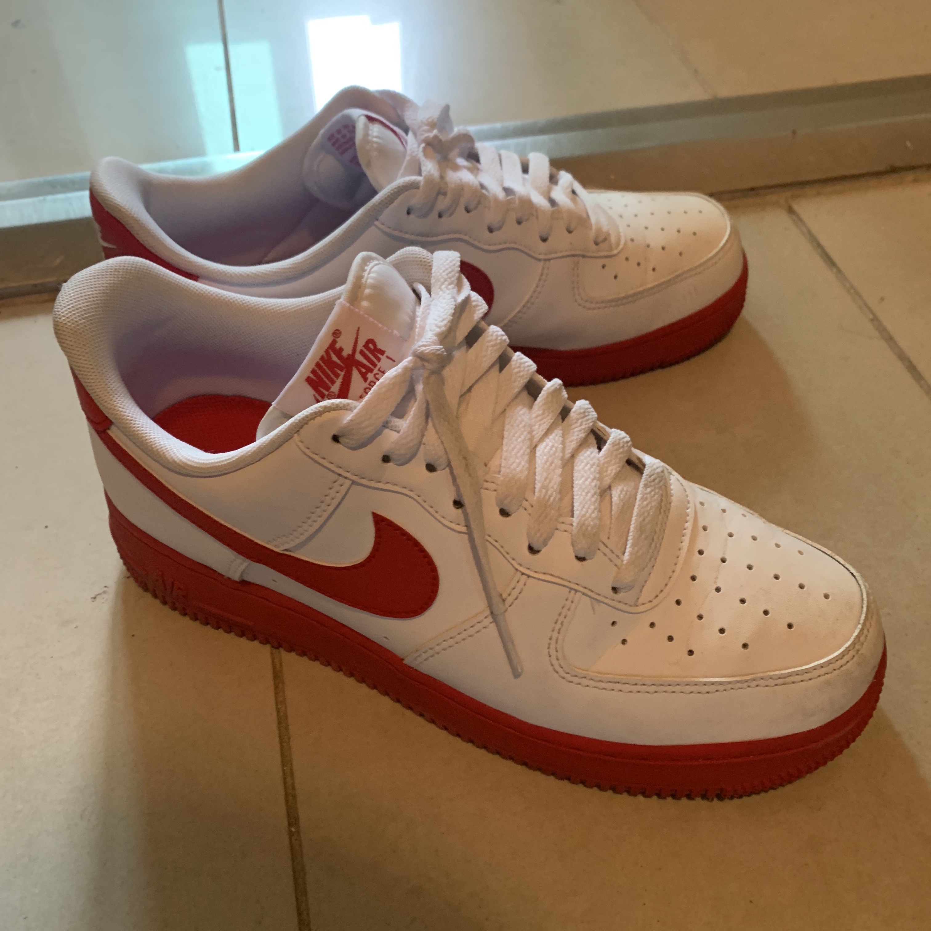 Nike Air Force 1 Low White Red Midsole 착용 스타일