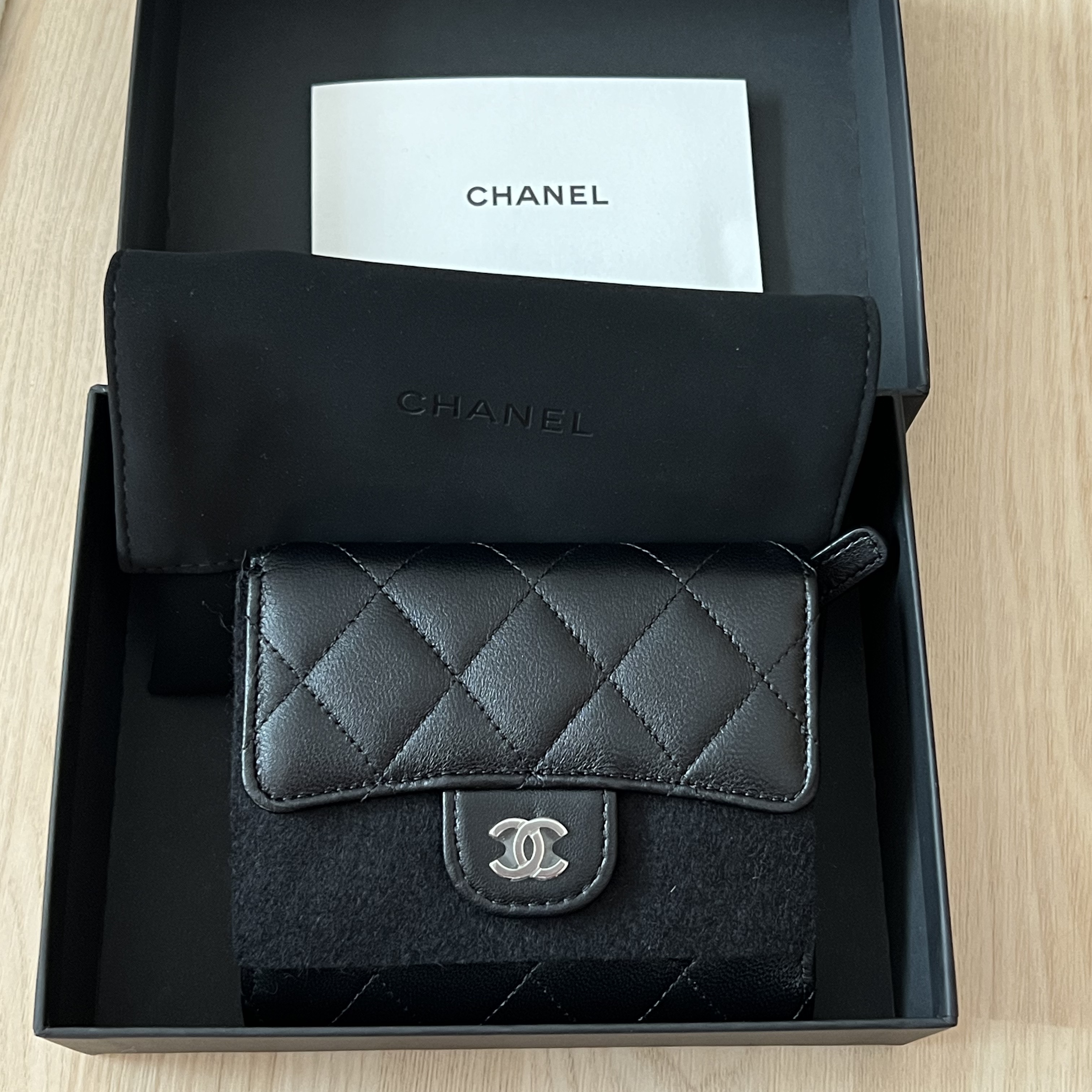 Chanel Classic Small Flap Wallet Lambskin & Silver Black 착용 스타일 - 3