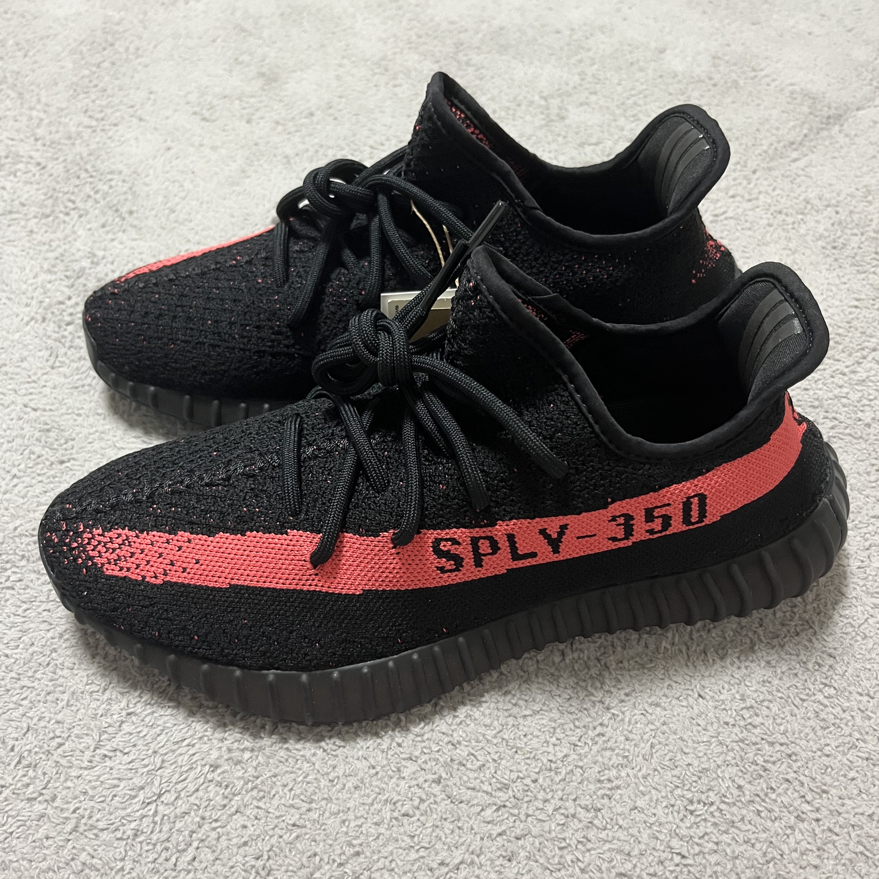 Adidas Yeezy Boost 350 V2 Core Black Red 2022/2023 착용 스타일