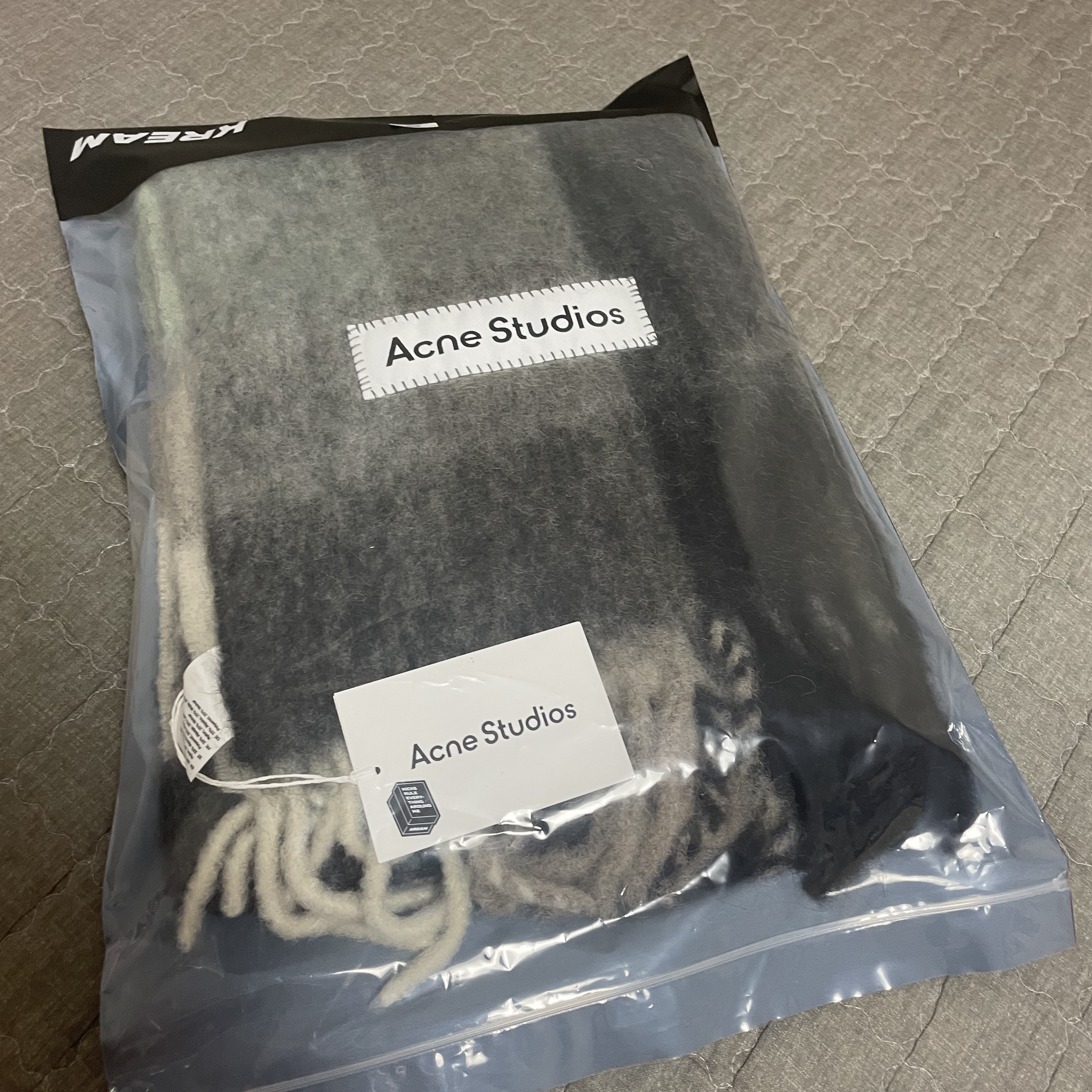Acne Studios Mohair Check Muffler Grey Green Black 착용 스타일