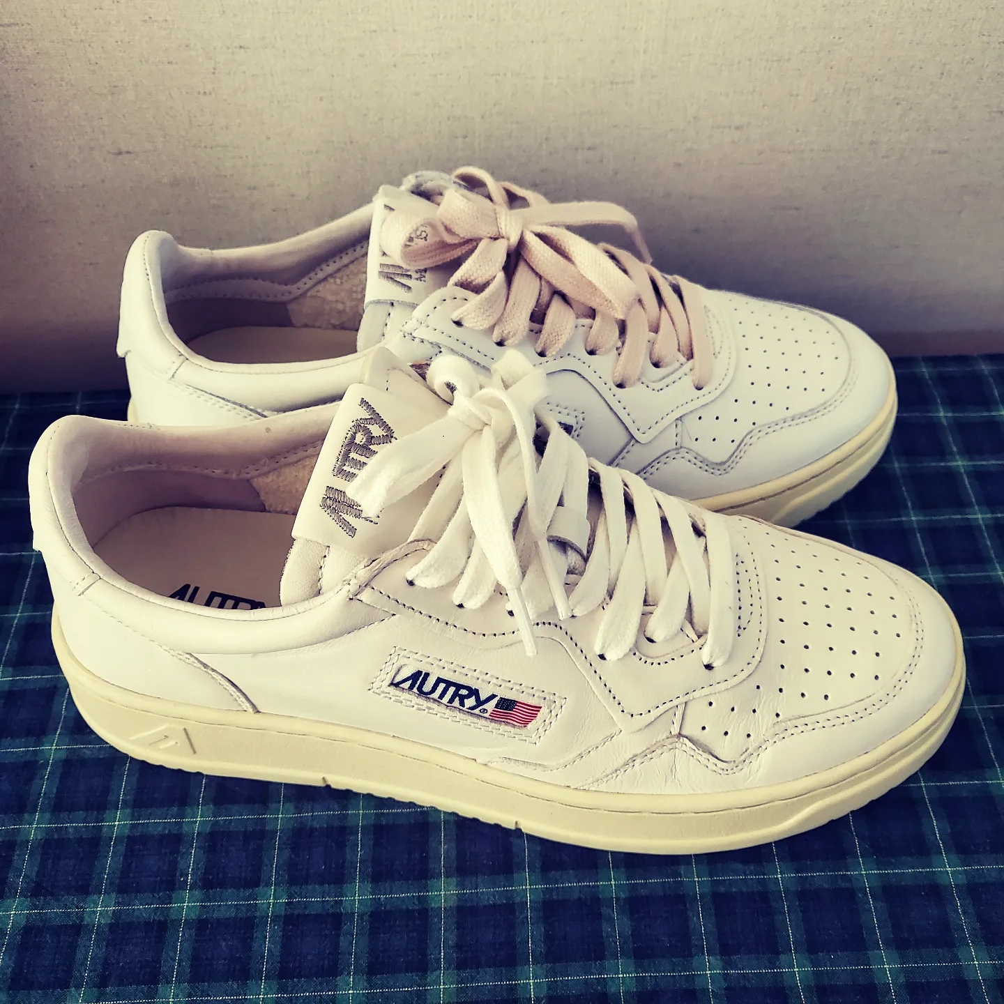 Autry Medalist Low Leather Sneakers White, Autry Medalist Low Goatskin Sneakers White 착용 스타일 - 3