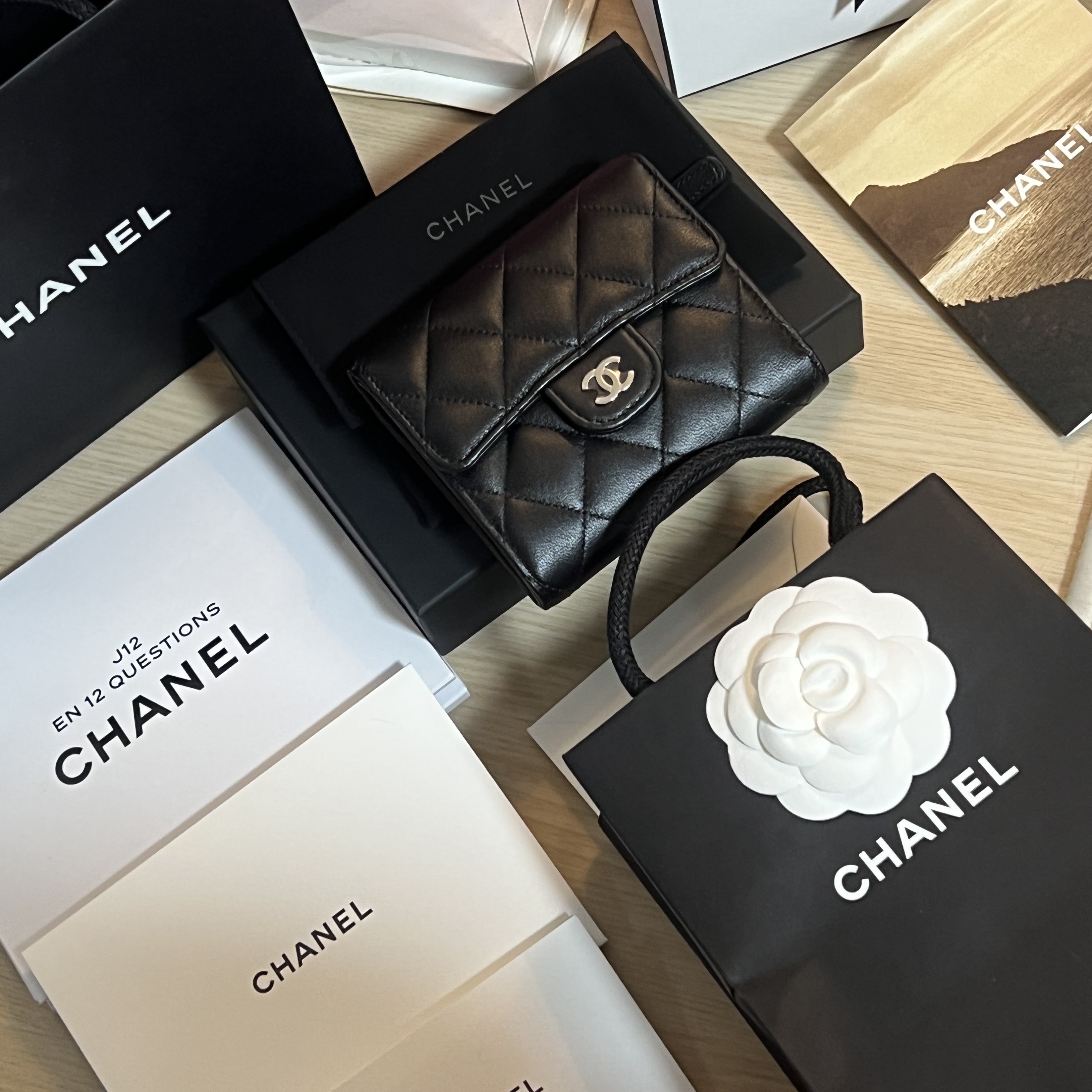 Chanel Classic Small Flap Wallet Lambskin & Silver Black 착용 스타일