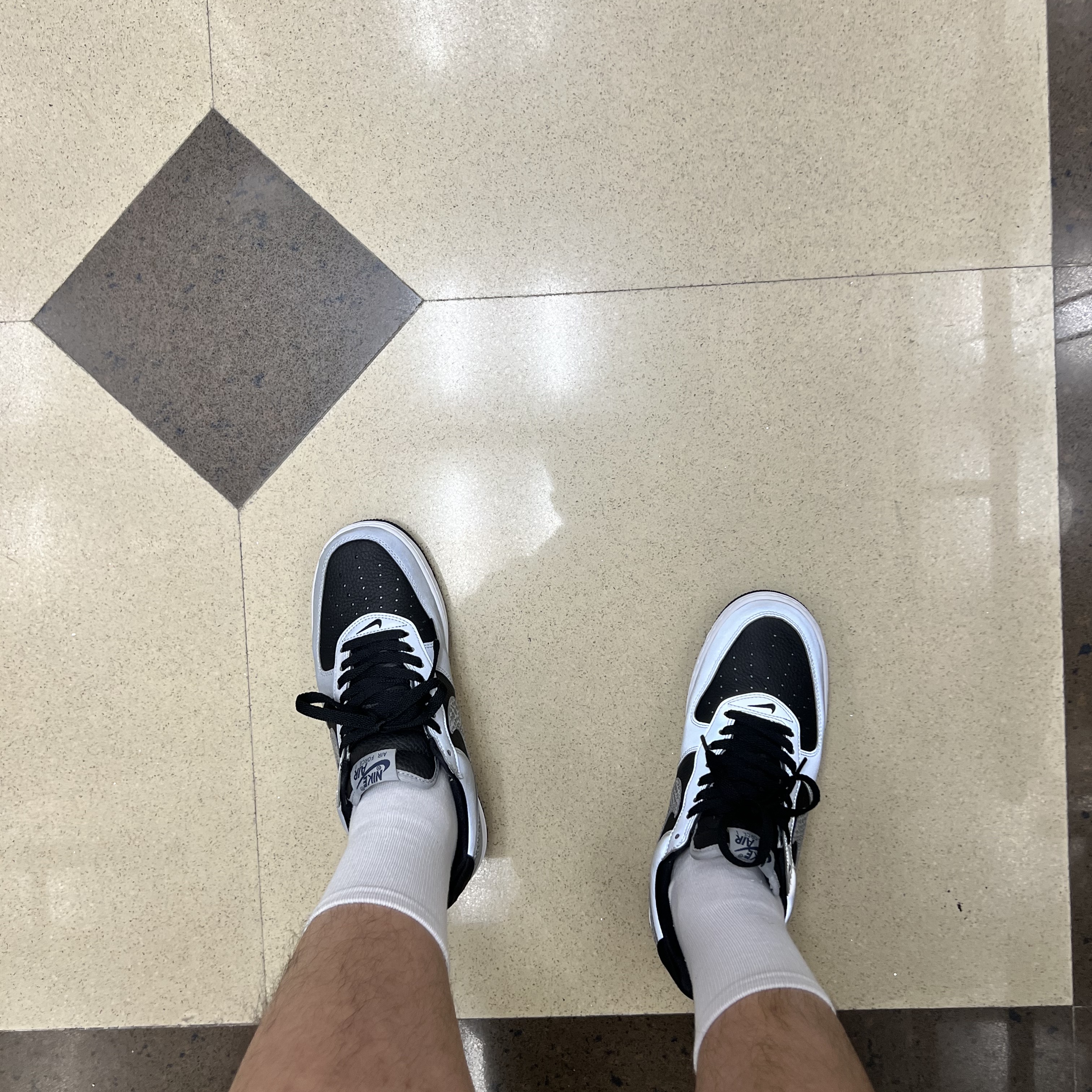 Nike Air Force 1 B Silver Snake 착용 스타일 - 2