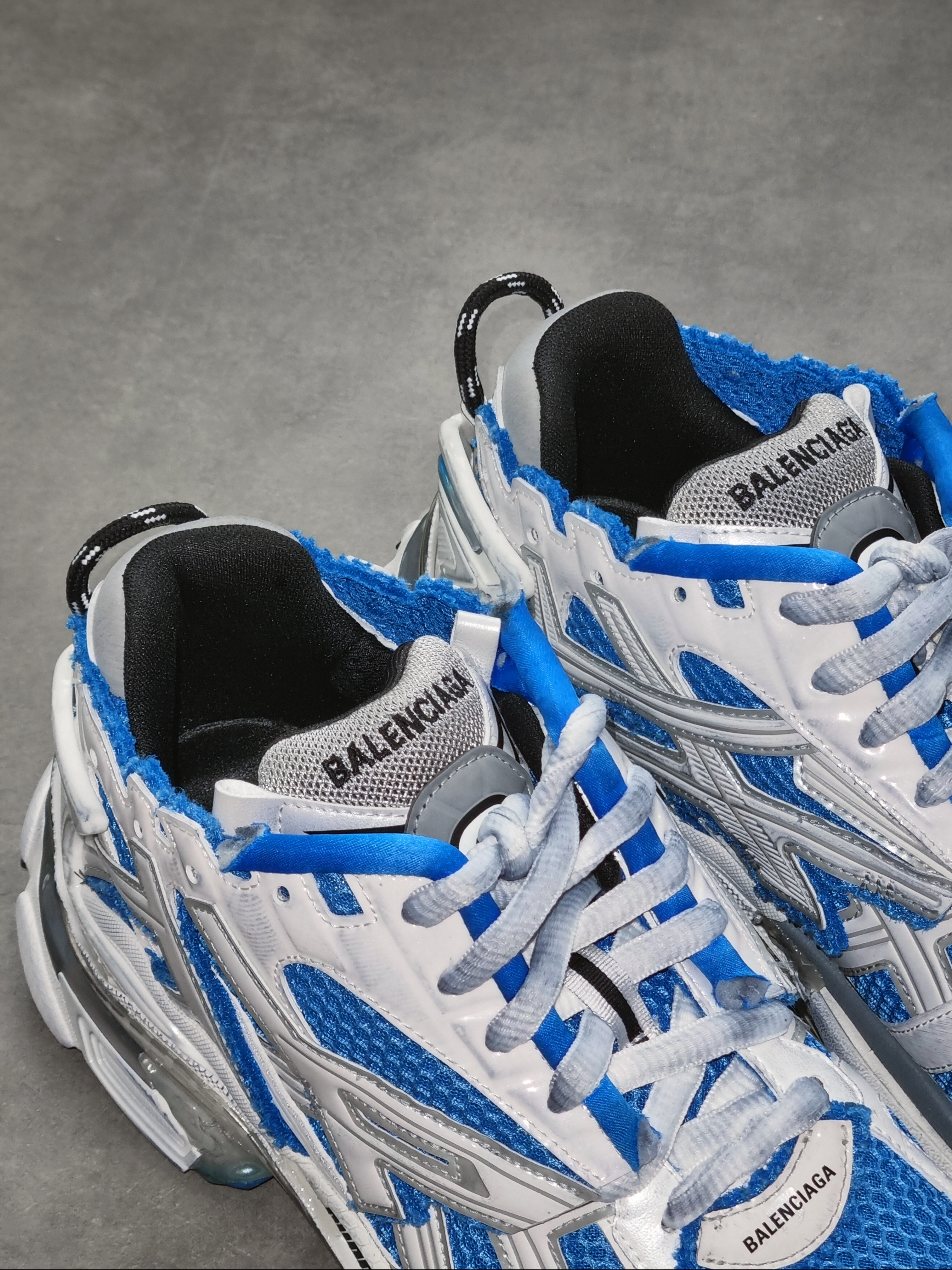Balenciaga Runner Sneakers Blue White 착용 스타일 - 3