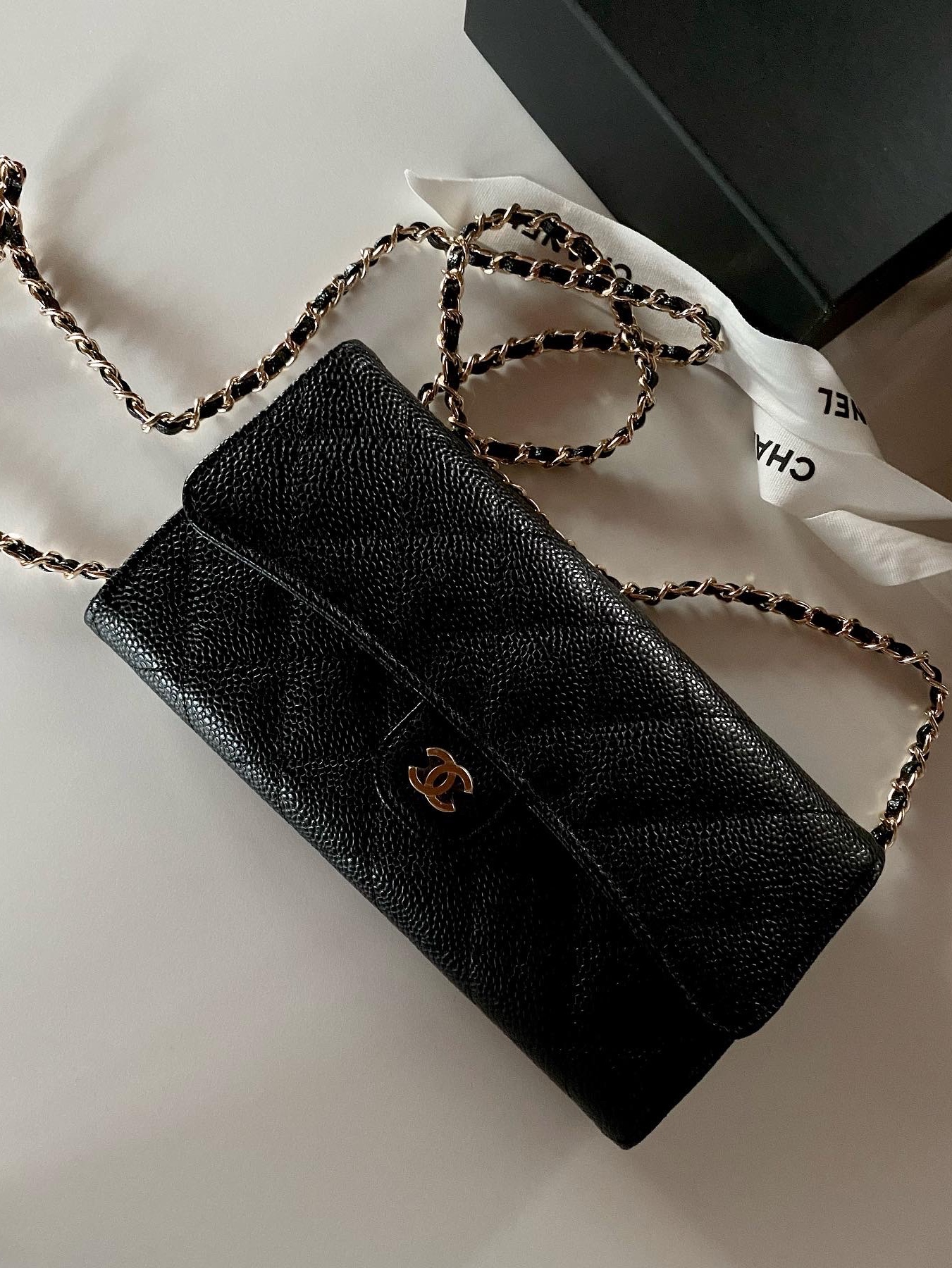 Chanel Classic Long Flap Wallet Grained Calfskin & Gold Black 착용 스타일 - 2