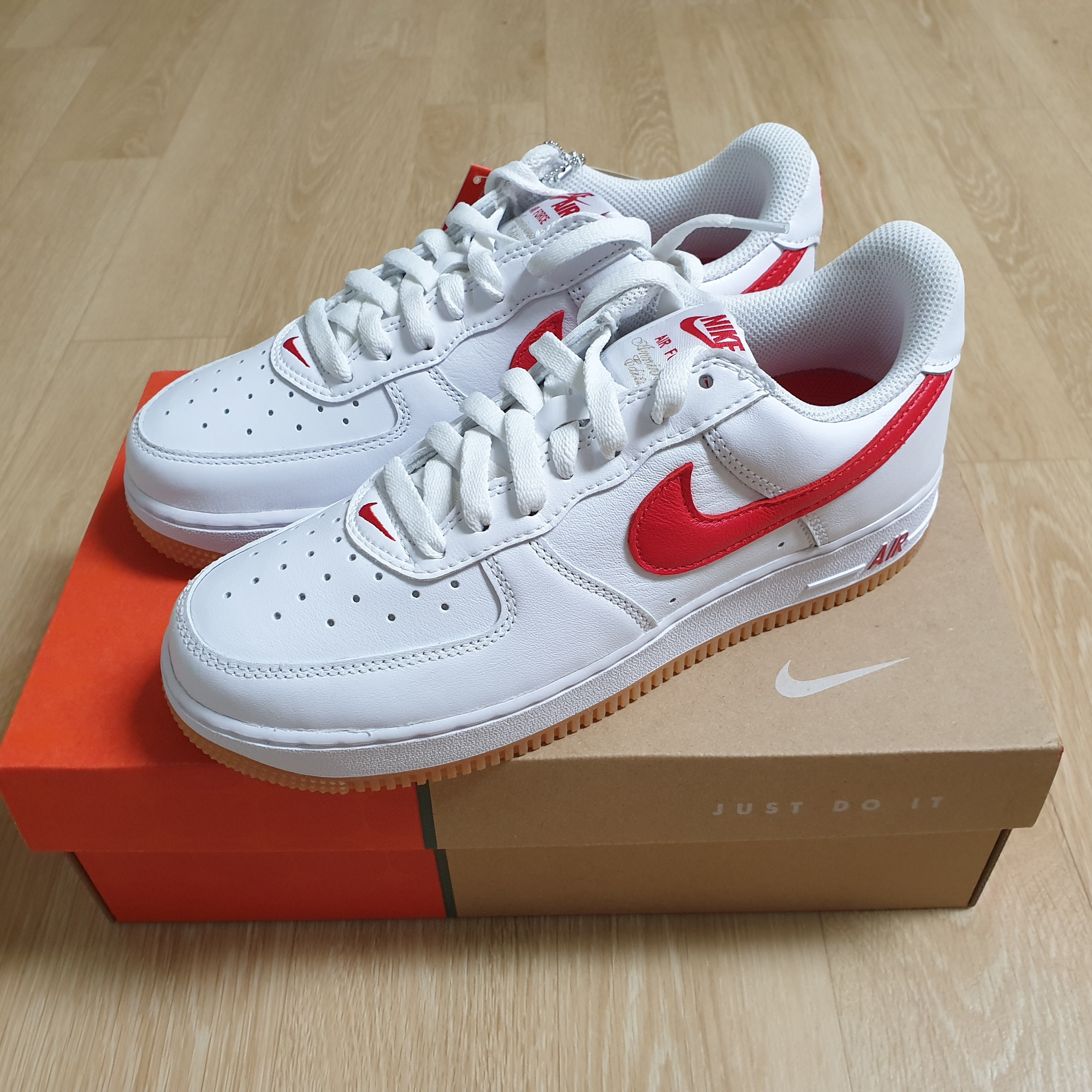 Nike Air Force 1 Low Retro Color of the Month University Red 착용 스타일