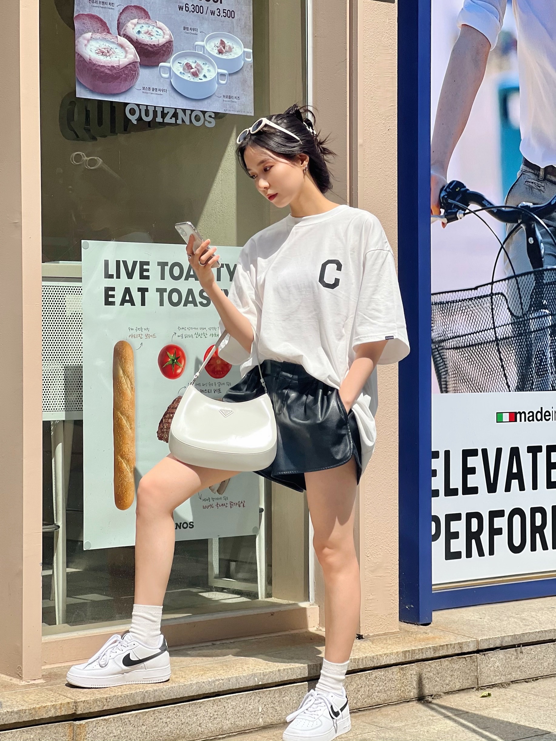 (W) Nike Air Force 1 '07 Low White Black, Prada Cleo Brushed Leather Shoulder Bag White 착용 스타일 - 1