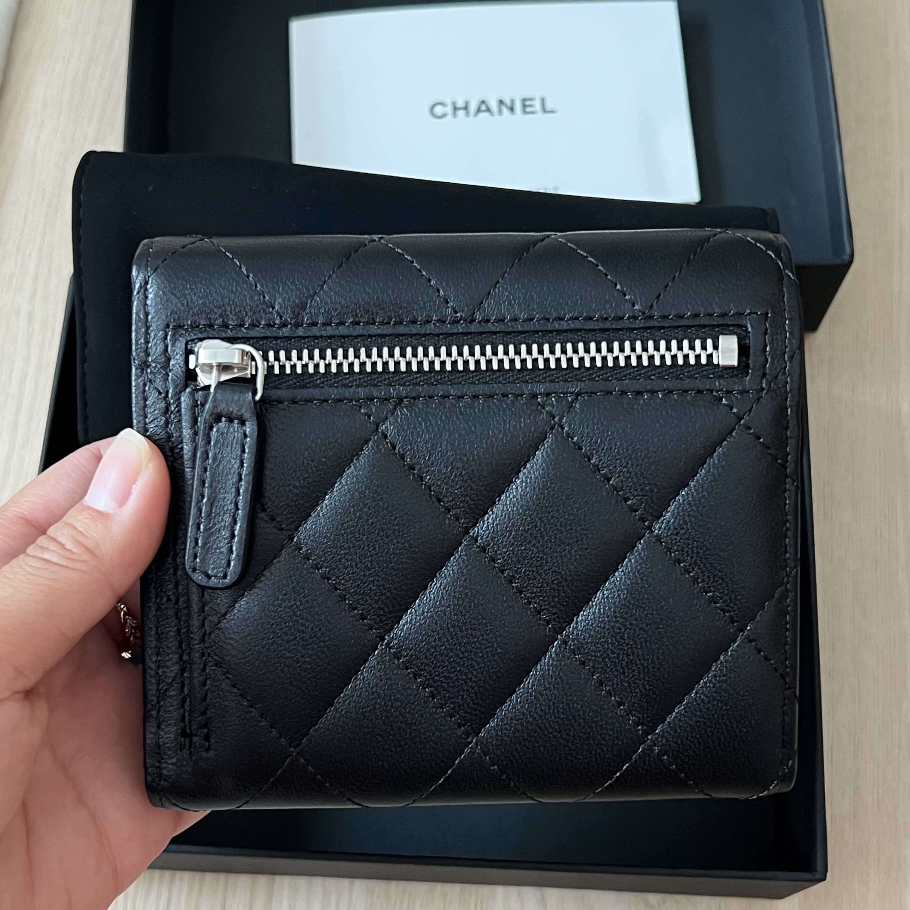 Chanel Classic Small Flap Wallet Lambskin & Silver Black 착용 스타일 - 2