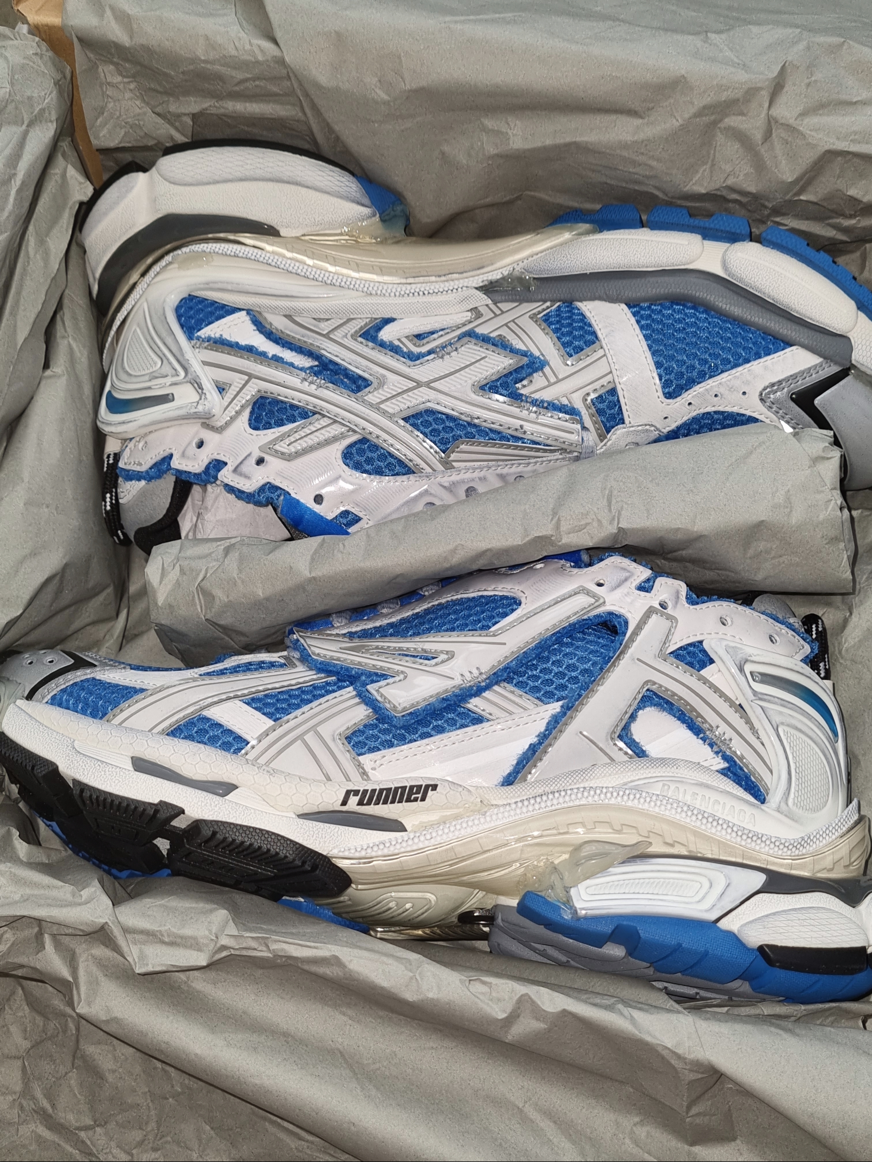 Balenciaga Runner Sneakers Blue White 착용 스타일 - 1