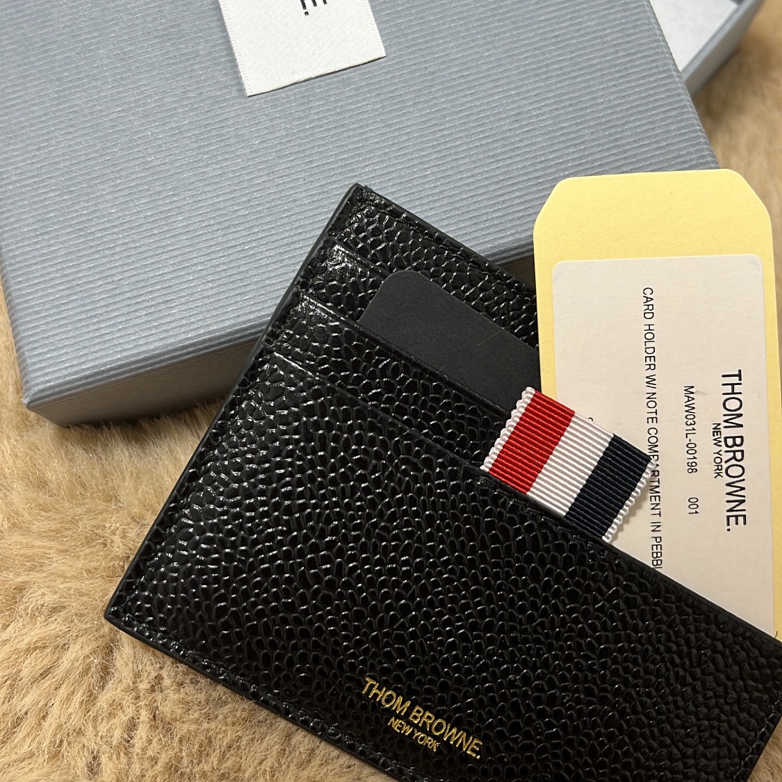 Thom Browne Pebble Grain Leather Stripe Note Compartment Card Holder Black 착용 스타일