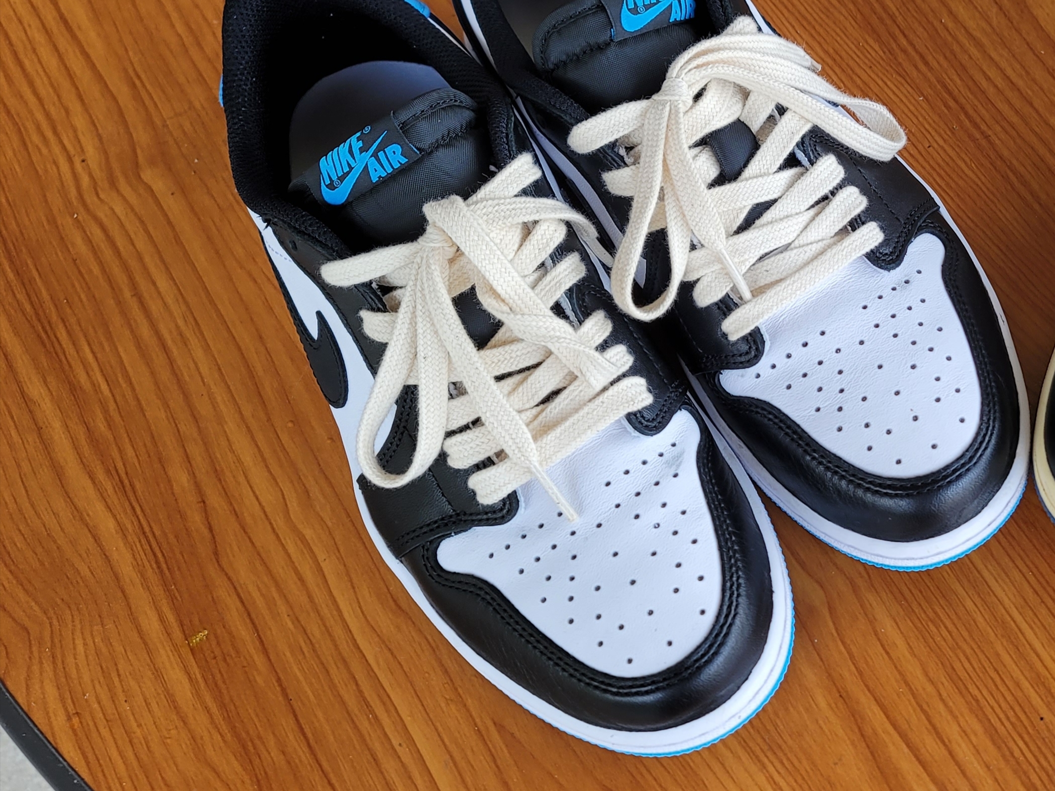 Jordan 1 Retro Low OG Black and Dark Powder Blue 착용 스타일