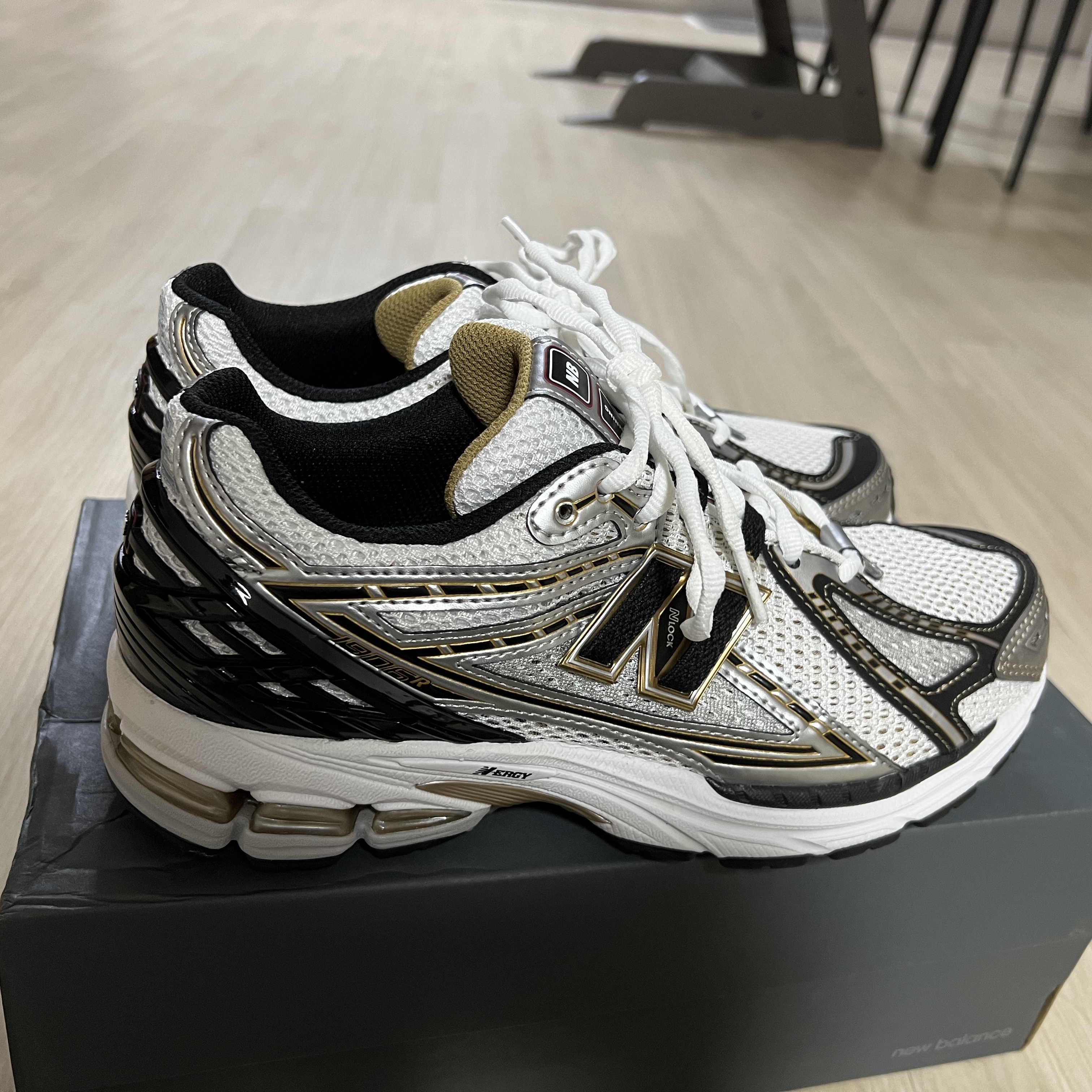 New Balance 1906R White Gold 착용 스타일