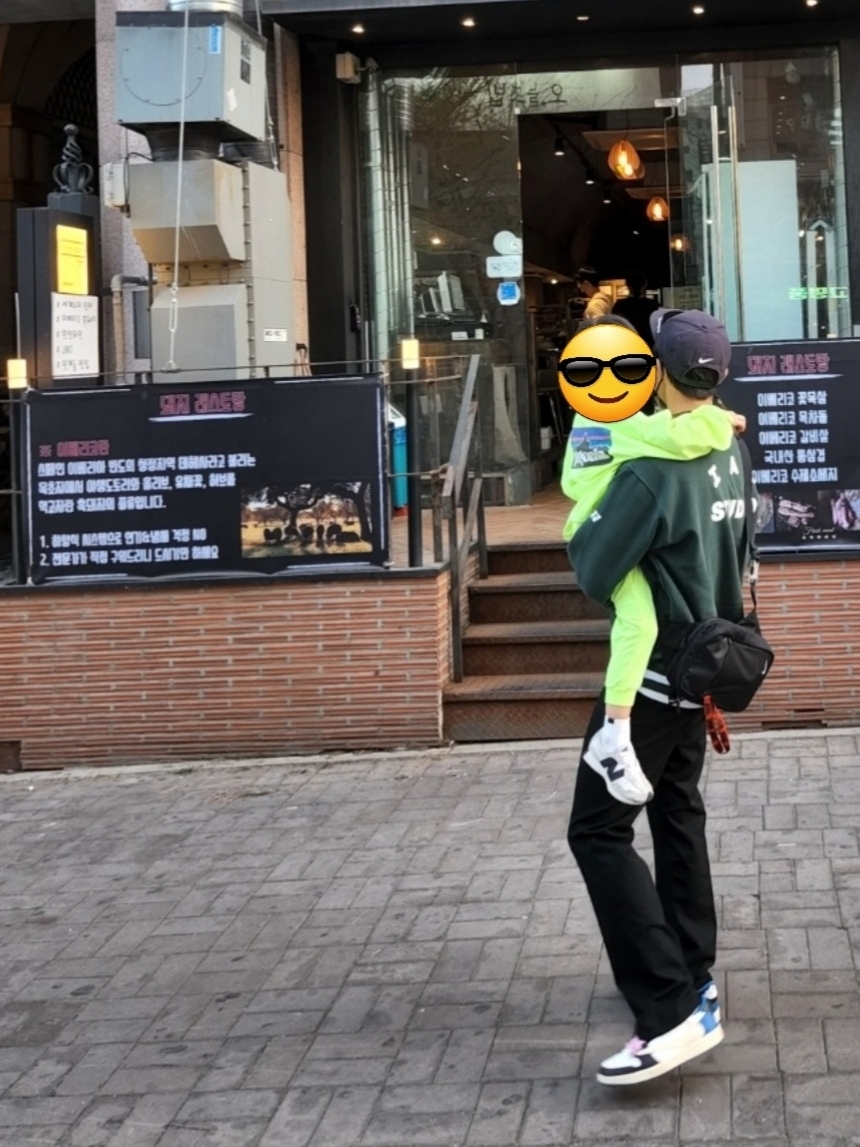 Jordan 1 x Travis Scott x Fragment Retro Low OG SP Military Blue, IAB Studio x Yonex Sweatshirt Green 착용 스타일