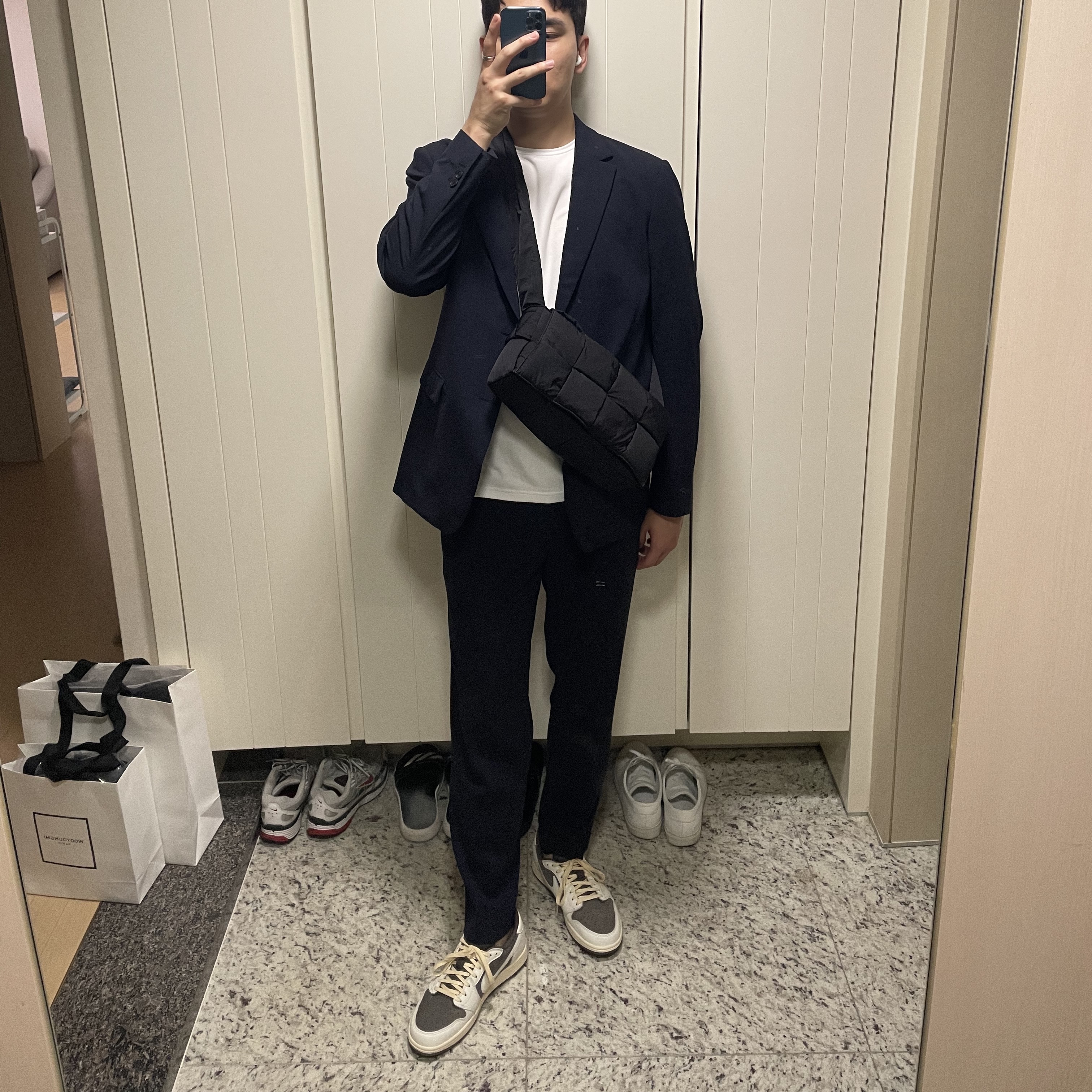 Jordan 1 x Travis Scott Retro Low OG SP Sail and Ridgerock, Bottega Veneta Padded Tech Cassette Black 착용 스타일