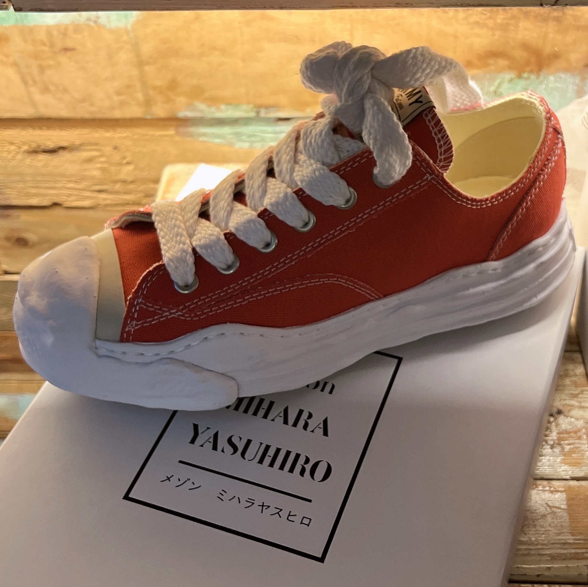 Maison Mihara Yasuhiro Hank OG Sole Canvas Low-top Sneakers Orange 착용 스타일
