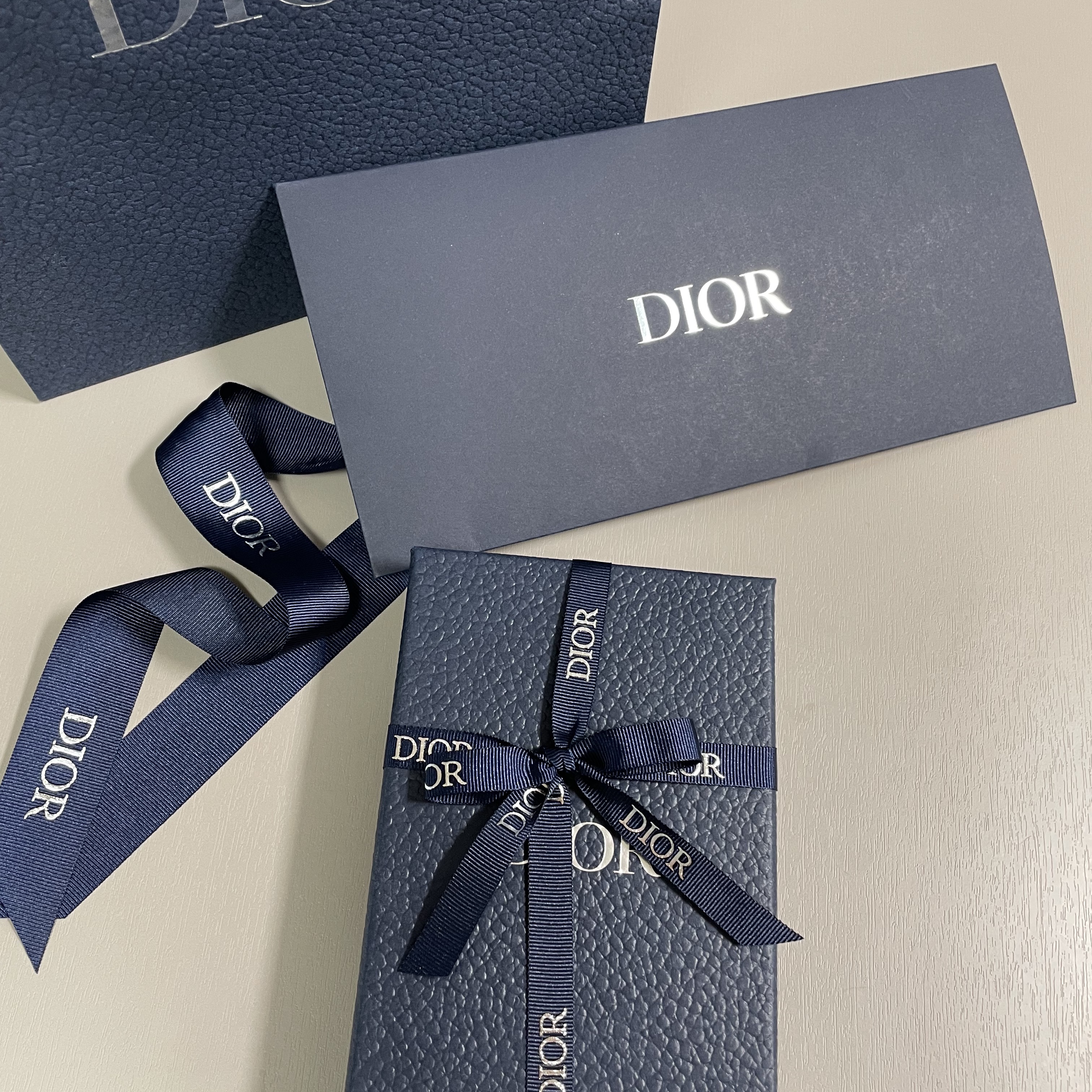 Dior Bi-Fold Card Holder Black Dior Oblique Jacquard 착용 스타일 - 2