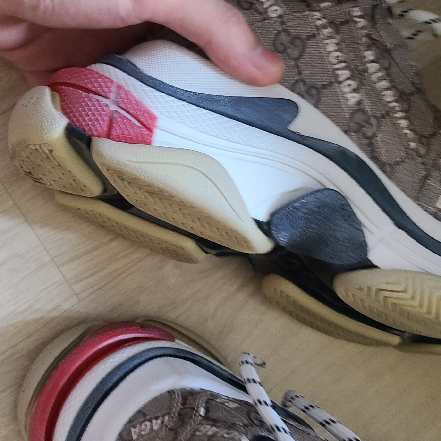 (W) Balenciaga x Gucci The Hacker Project Triple S Sneakers Beige Ebony GG Supreme Black White Red 착용 스타일 - 3