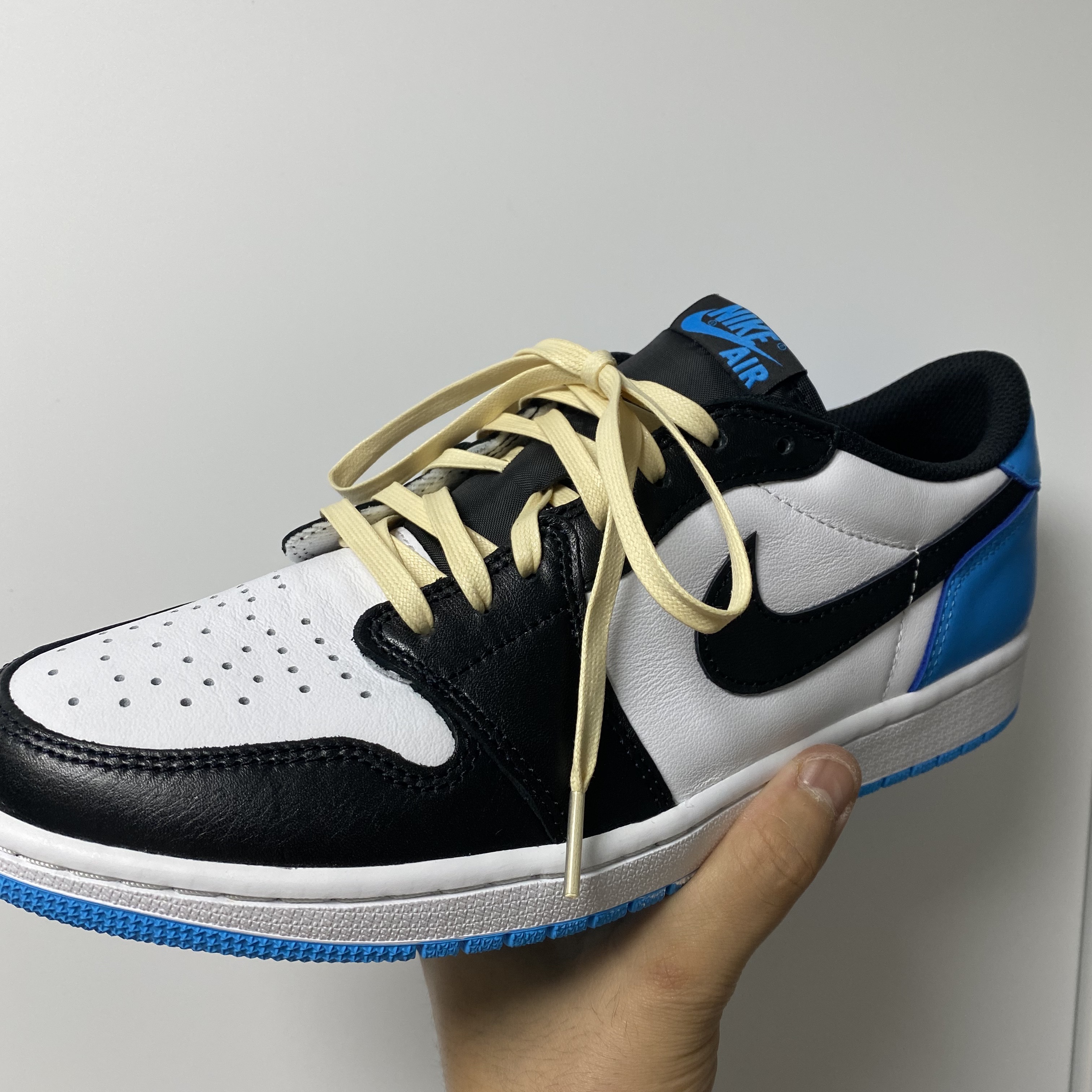 Jordan 1 Retro Low OG Black and Dark Powder Blue 착용 스타일 - 1