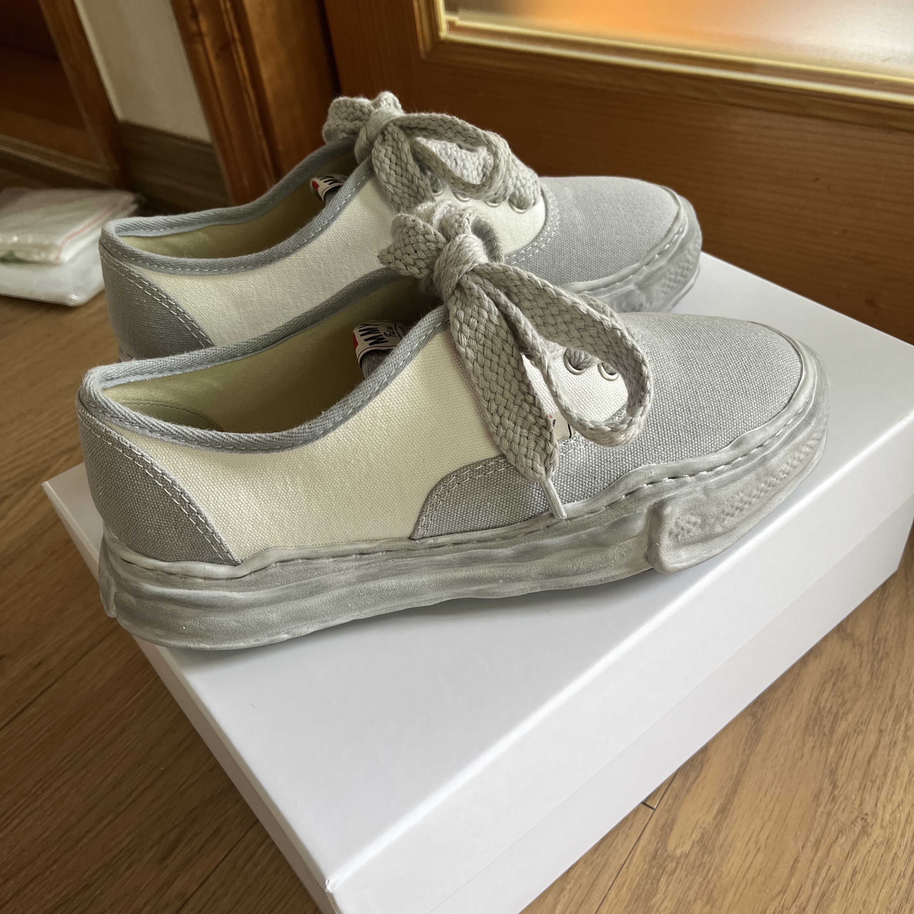 Maison Mihara Yasuhiro Baker OG Sole OD Canvas Low-top Sneakers White 착용 스타일