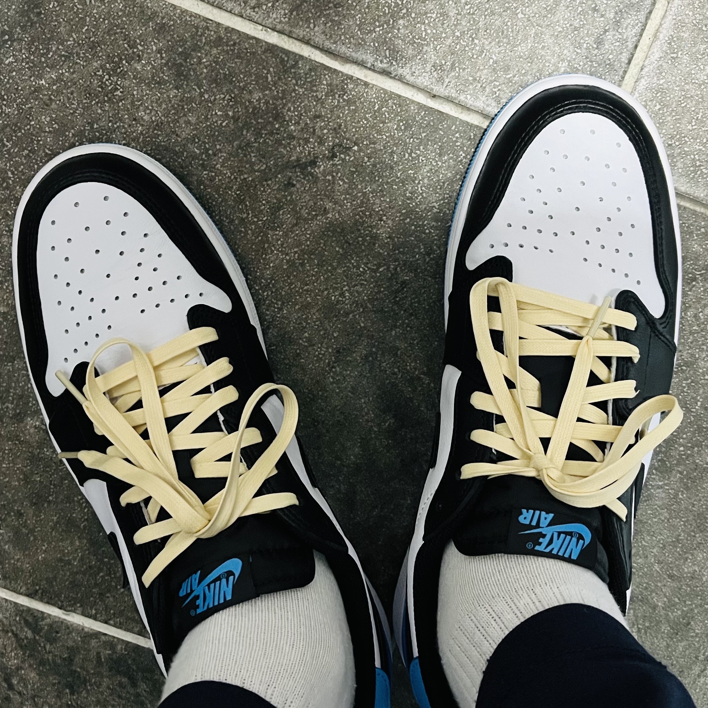 Jordan 1 Retro Low OG Black and Dark Powder Blue 착용 스타일