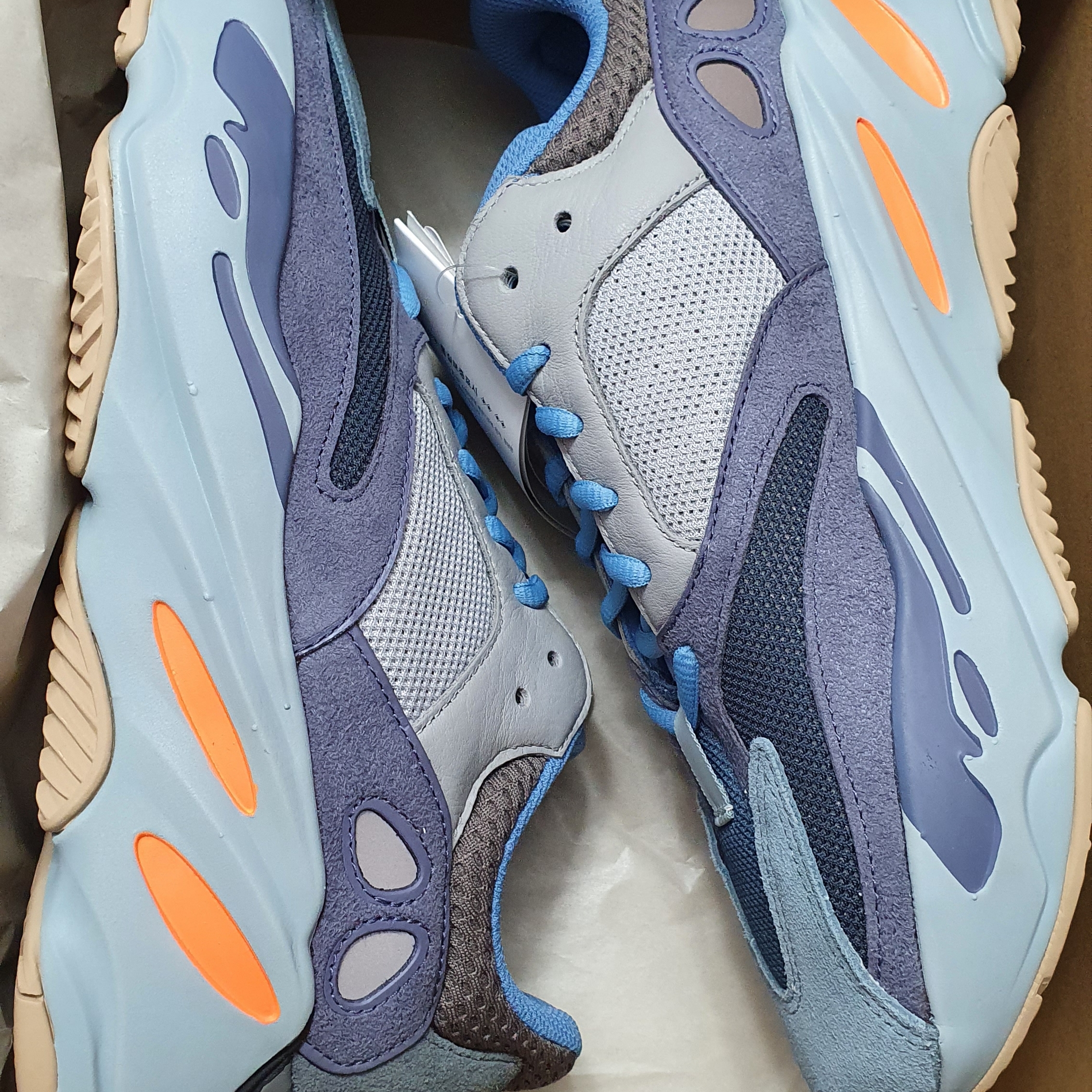 Adidas Yeezy Boost 700 Inertia 착용 스타일