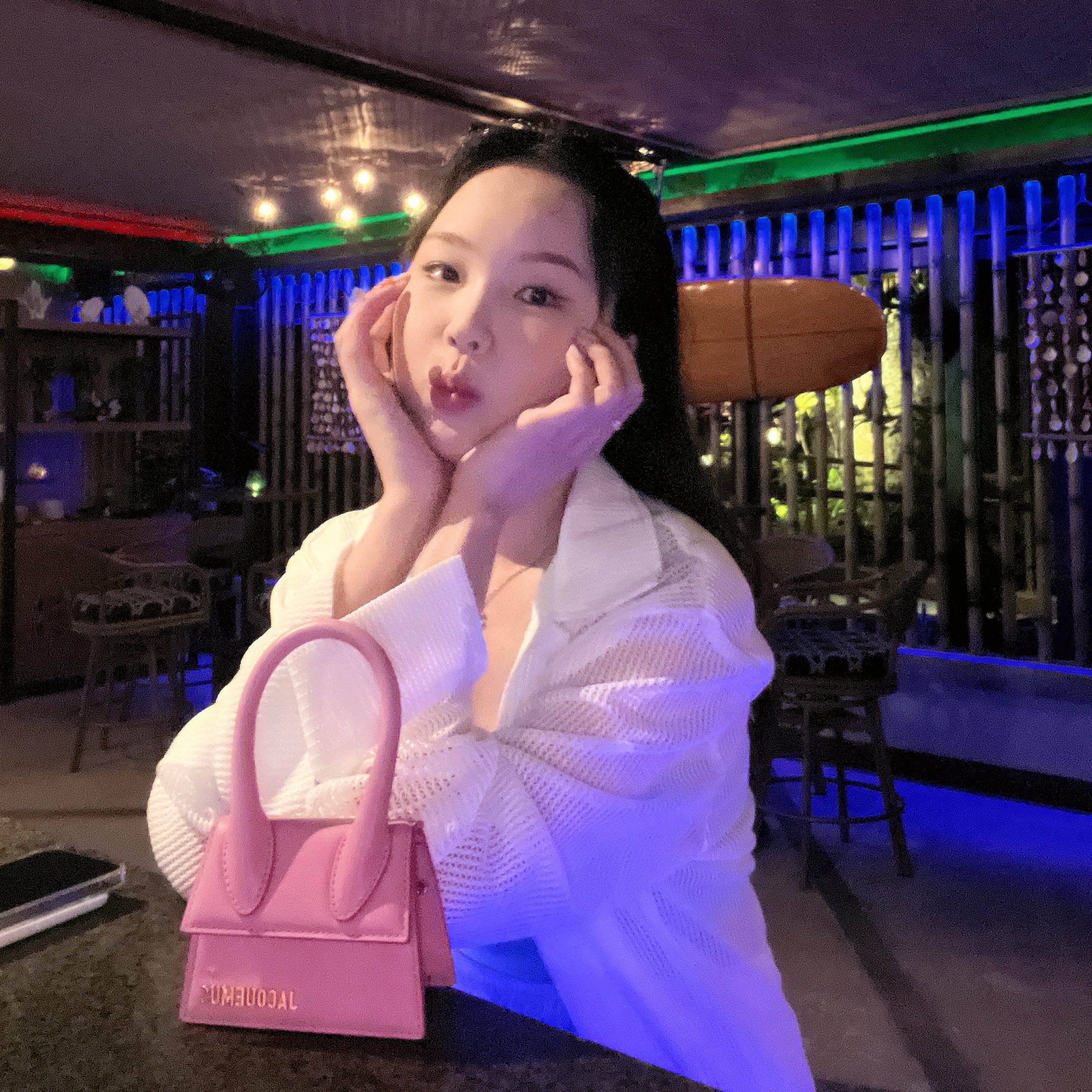 Jacquemus Le Chiquito Noeud Coiled Handbag Light Pink 착용 스타일