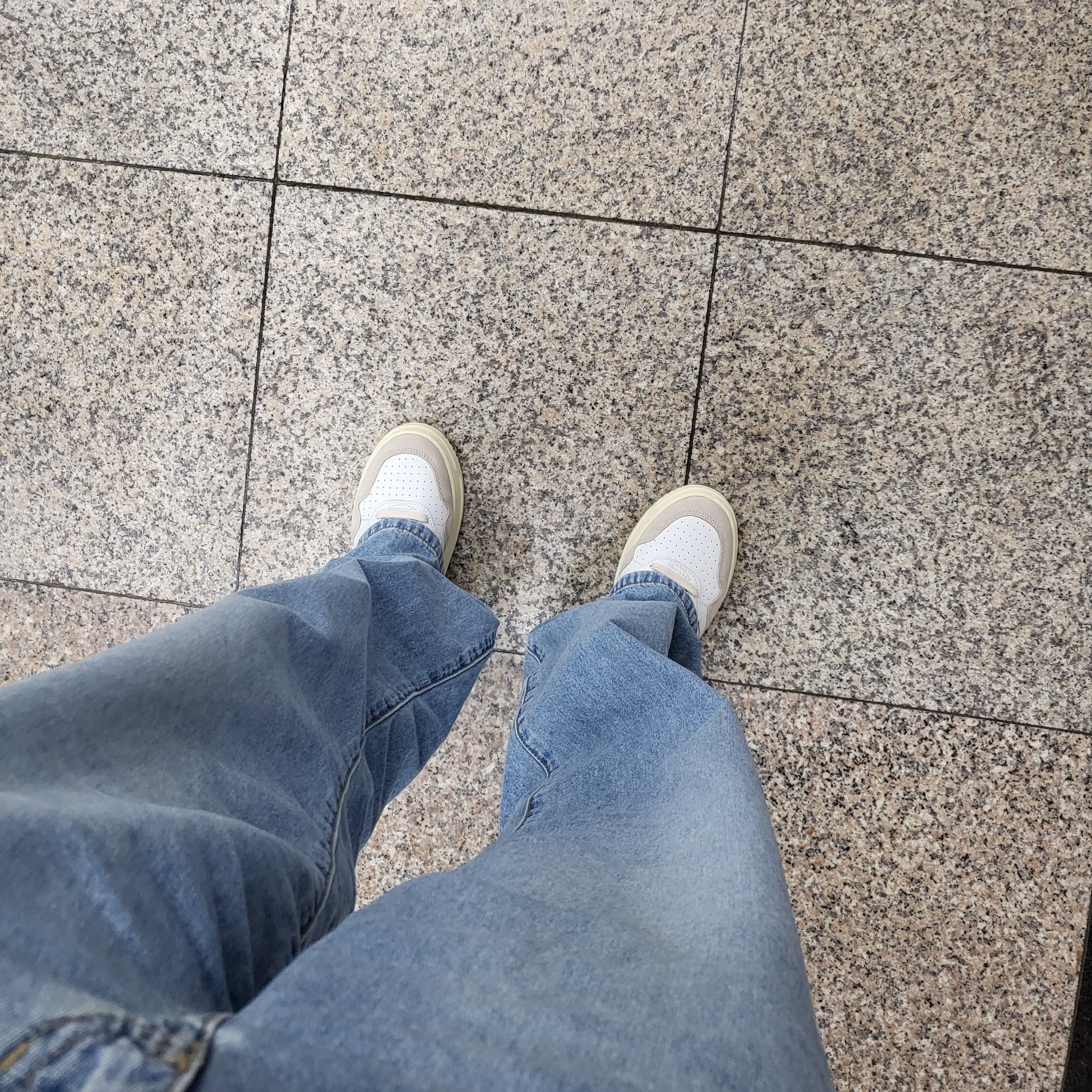 (W) Autry Medalist Low Leather Suede Sneakers White 착용 스타일