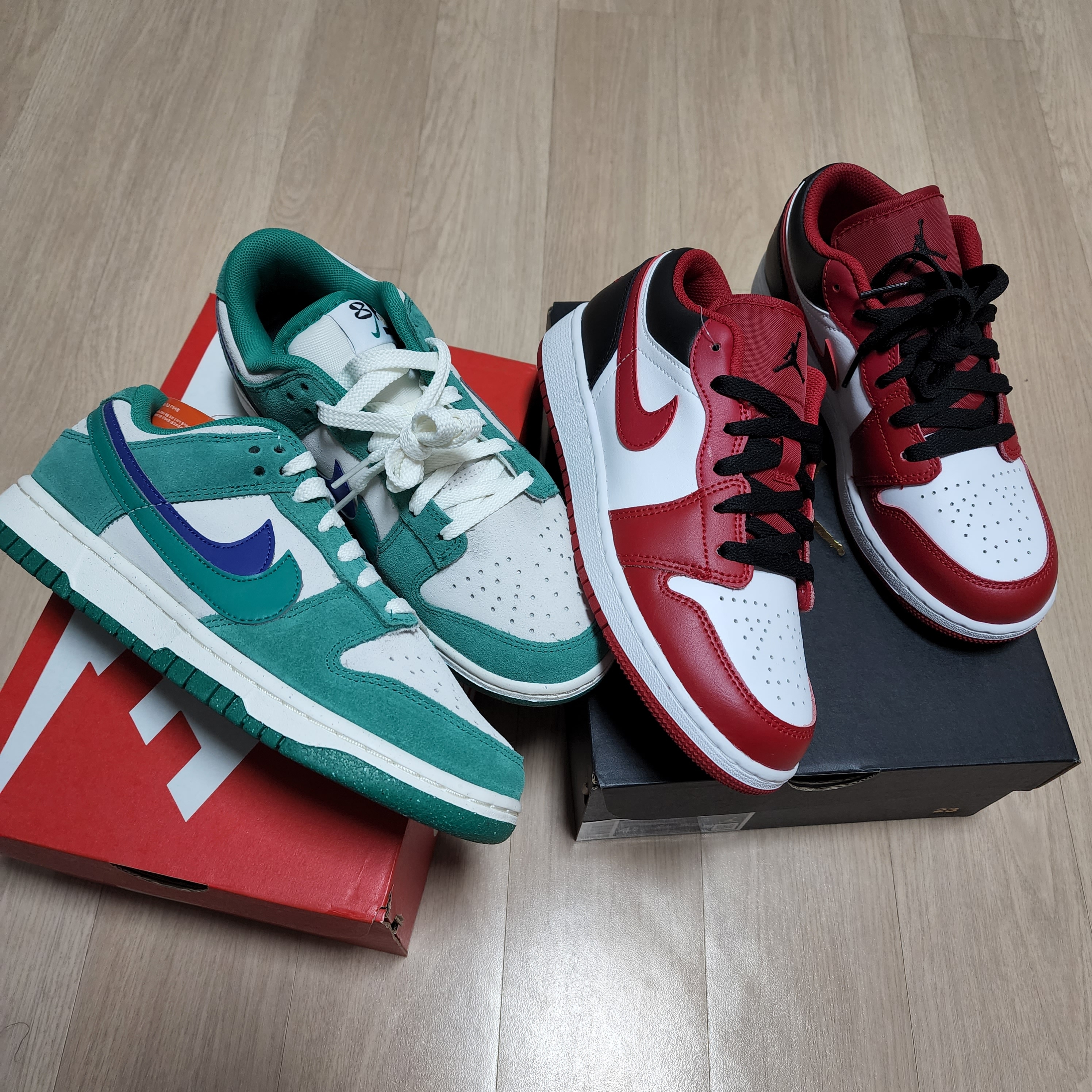 (W) Nike Dunk Low SE 85 Neptune Green and Sail, Jordan 1 Low White Gym Red Black 착용 스타일