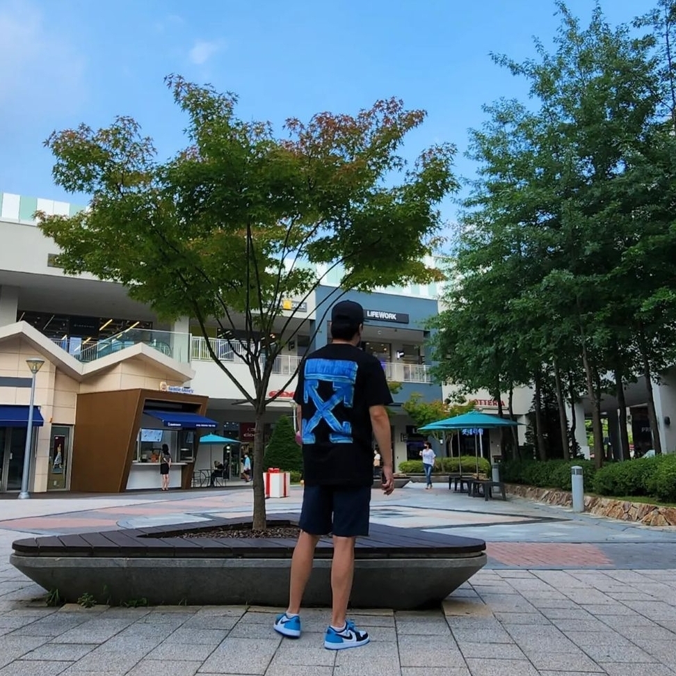 Jordan 1 Retro Low OG Black and Dark Powder Blue 착용 스타일 - 1