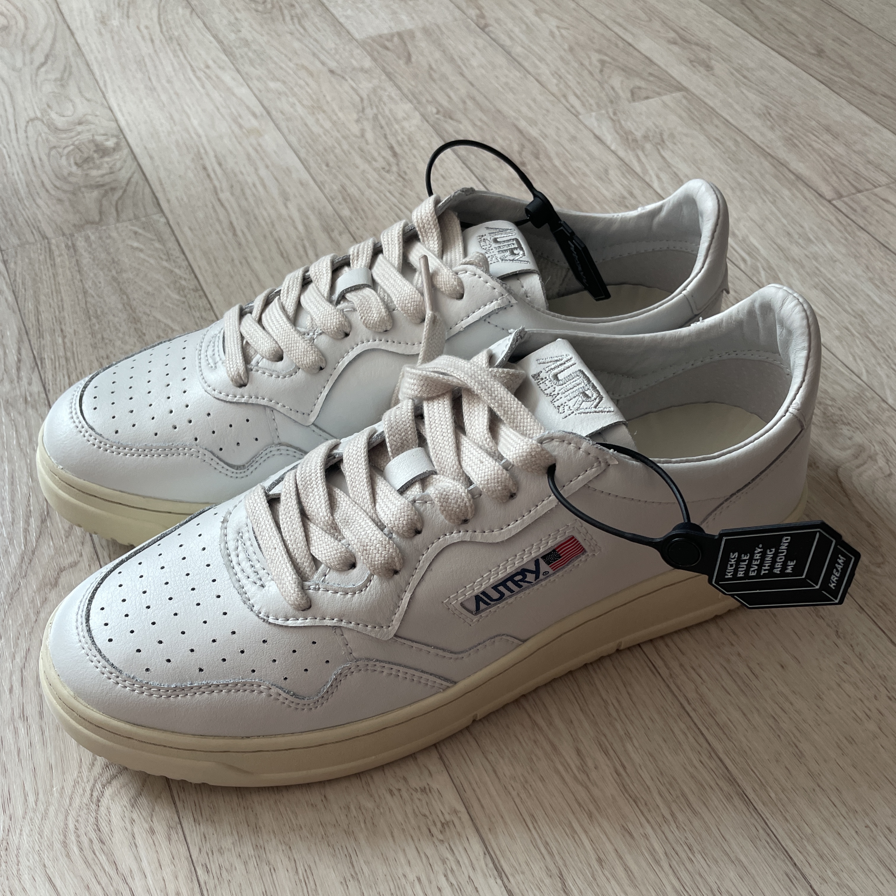 Autry Medalist Low Leather Sneakers White 착용 스타일 - 1