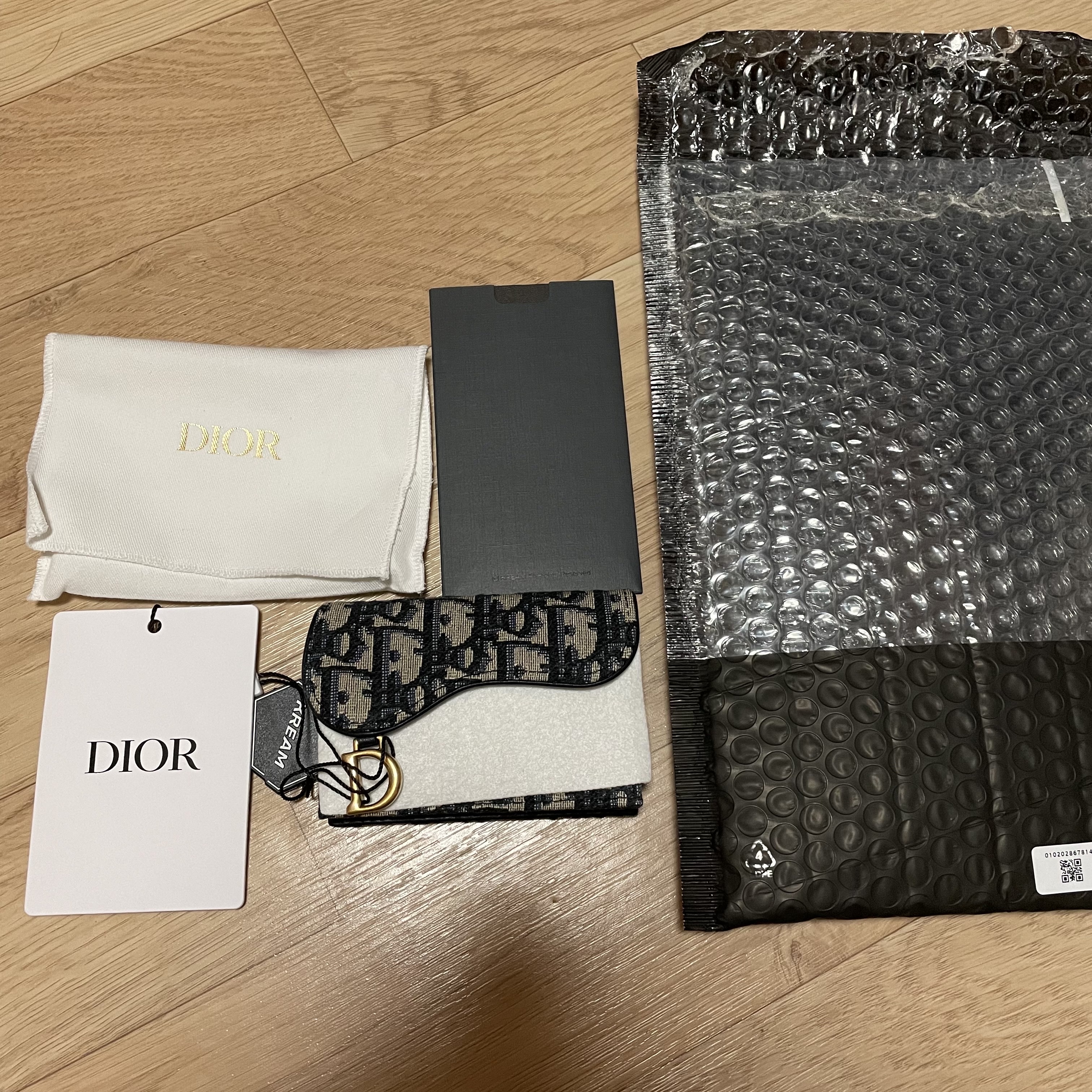 Dior Saddle Flap Card Holder Blue Dior Oblique Jacquard 착용 스타일