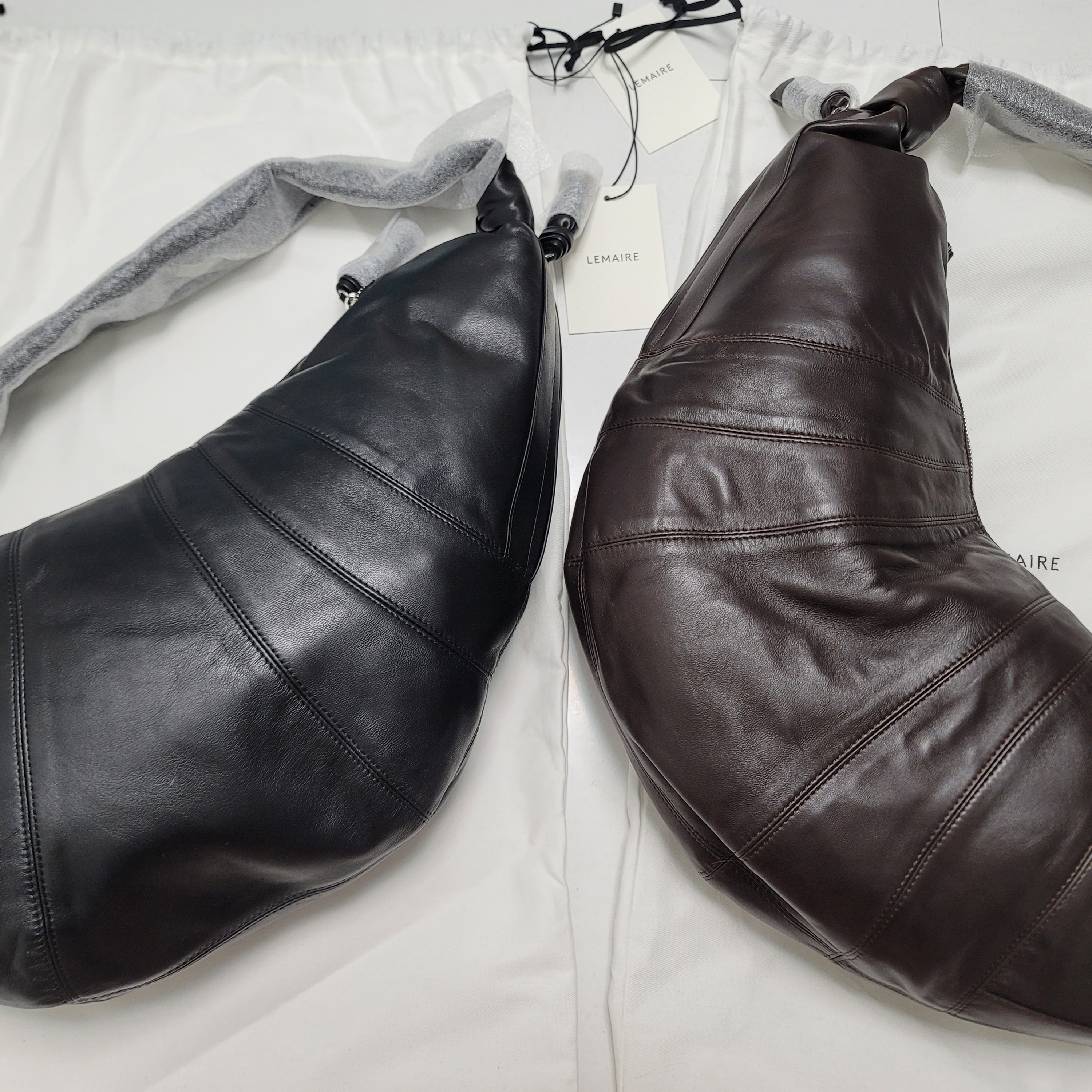 Lemaire Large Croissant Bag Soft Nappa Leather Black, Lemaire Large Croissant Bag Soft Nappa Leather Dark Chocolate 착용 스타일 - 2