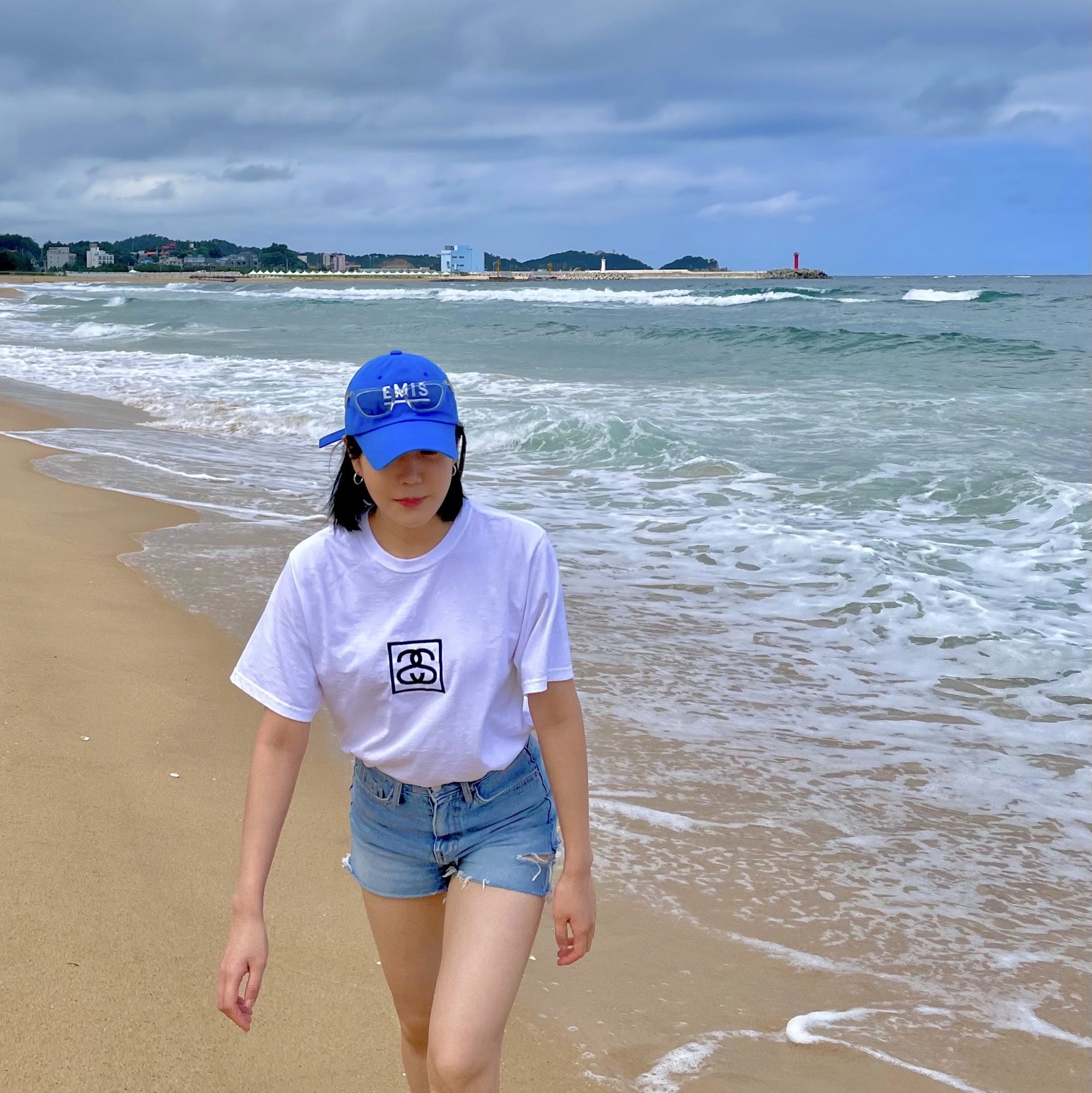 Stussy Squared T-Shirt White, Emis EP13 Ball Cap Blue 착용 스타일