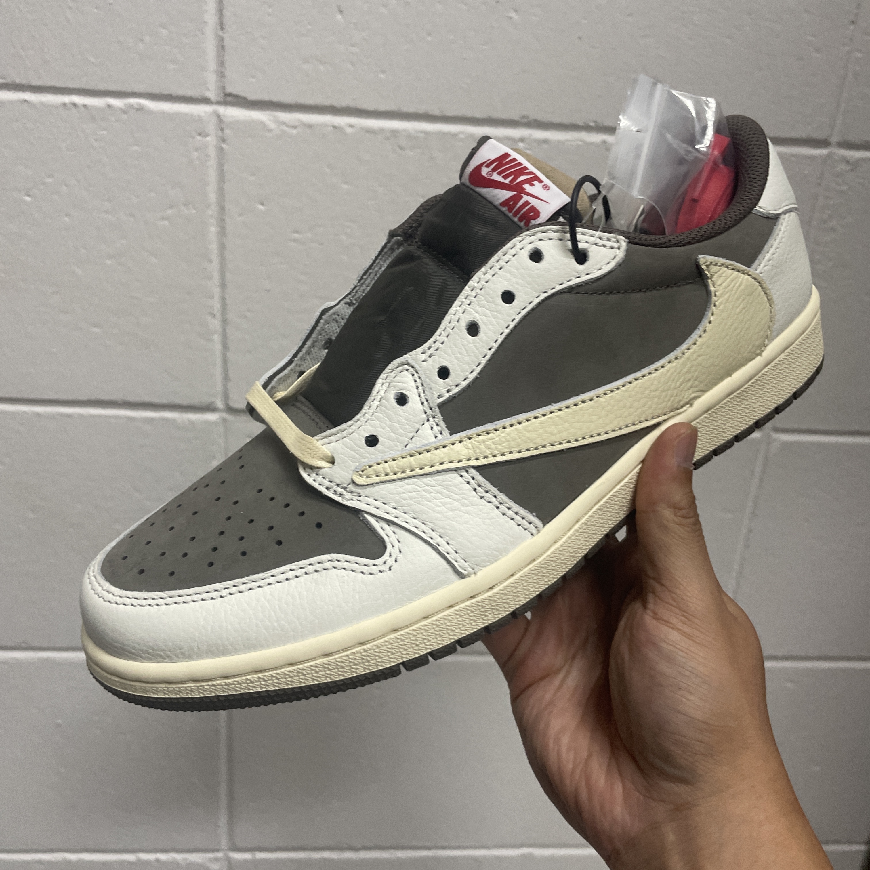 Jordan 1 x Travis Scott Retro Low OG SP Sail and Ridgerock 착용 스타일
