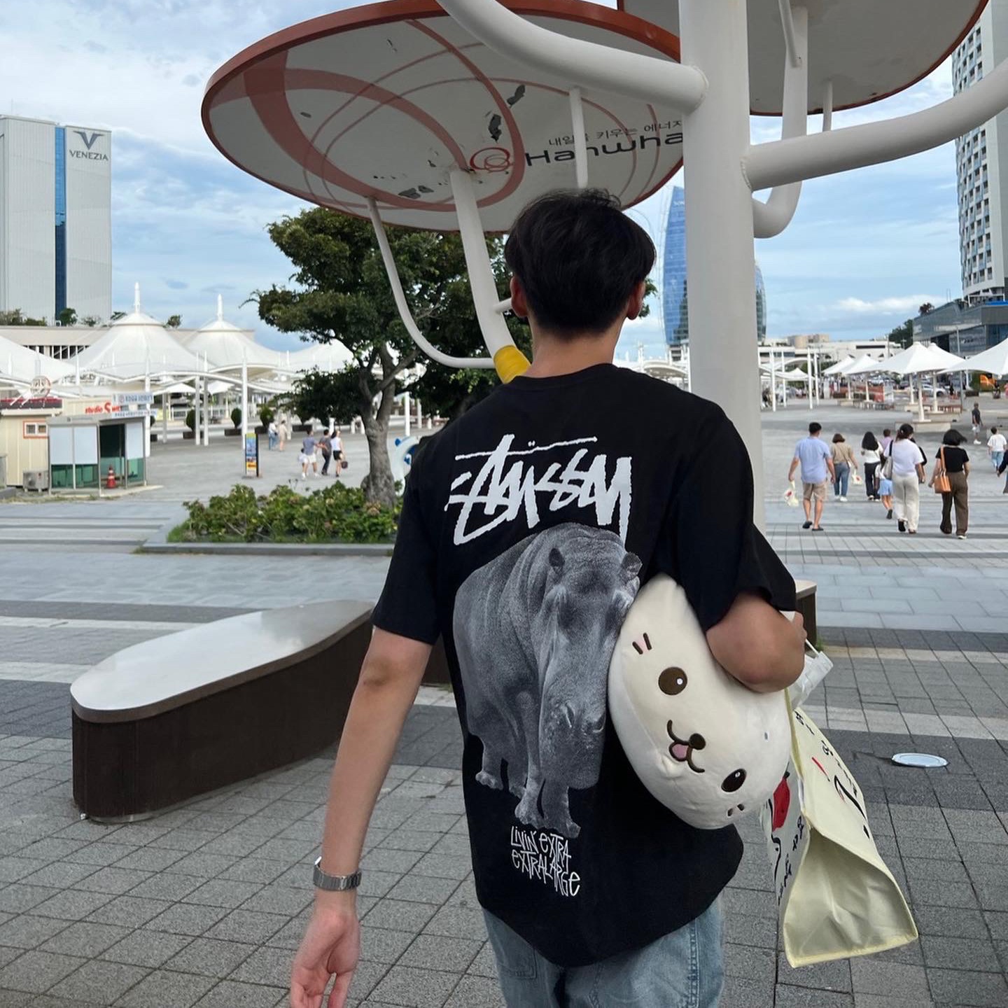 Stussy Livin' Large T-Shirt Black, Converse x Slam Jam Chuck 70 Hi Reconstructed White 착용 스타일 - 1