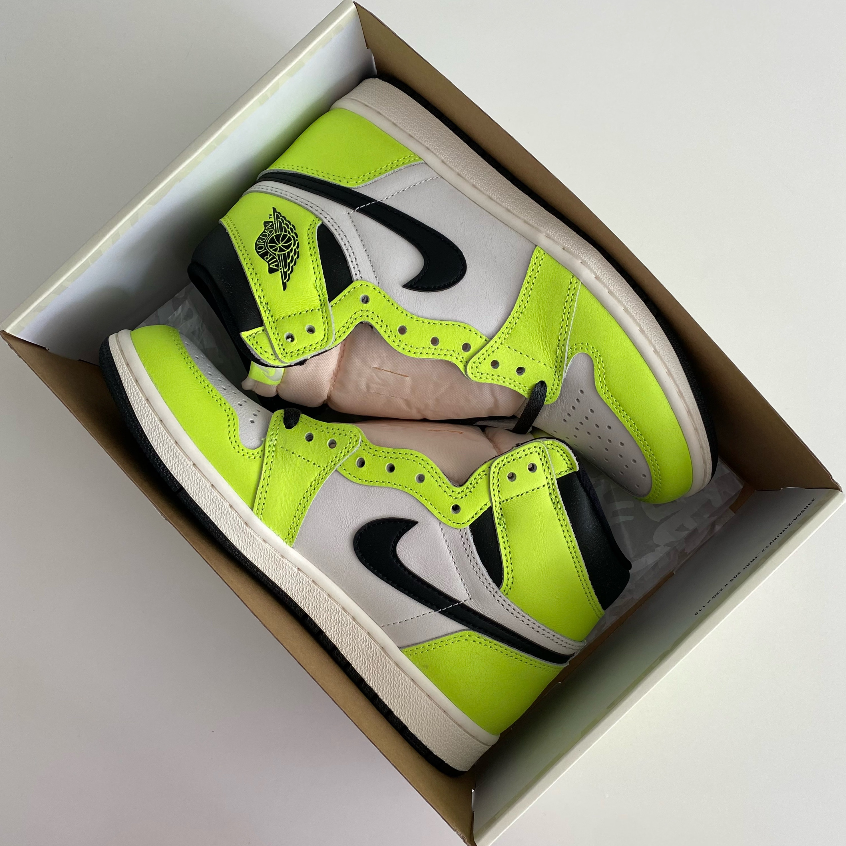 Jordan 1 Retro High OG Volt 착용 스타일