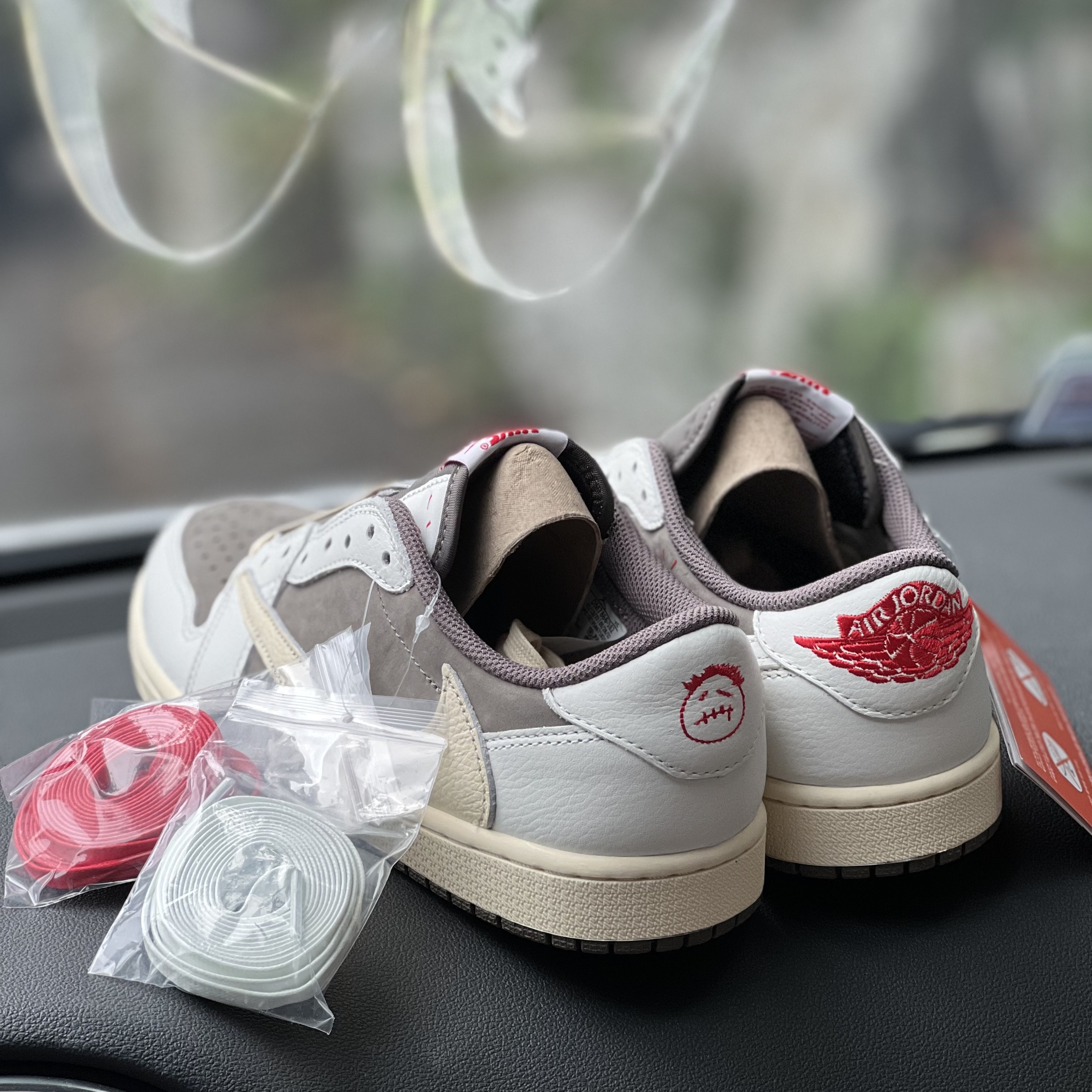 Jordan 1 x Travis Scott Retro Low OG SP Sail and Ridgerock 착용 스타일 - 2