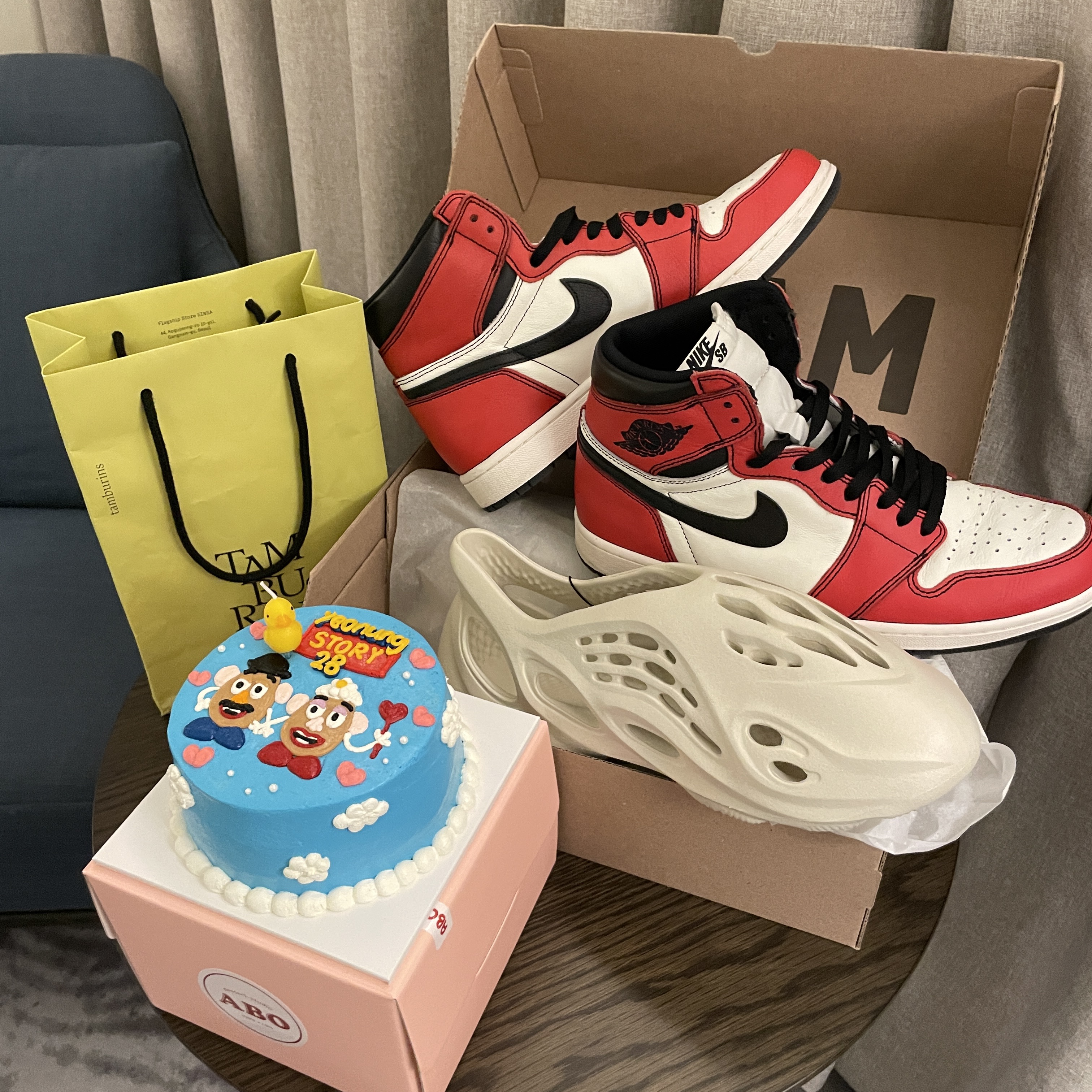 Jordan 1 Retro High OG Defiant SB LA to Chicago, Adidas Yeezy Foam RNNR Sand 착용 스타일 - 2