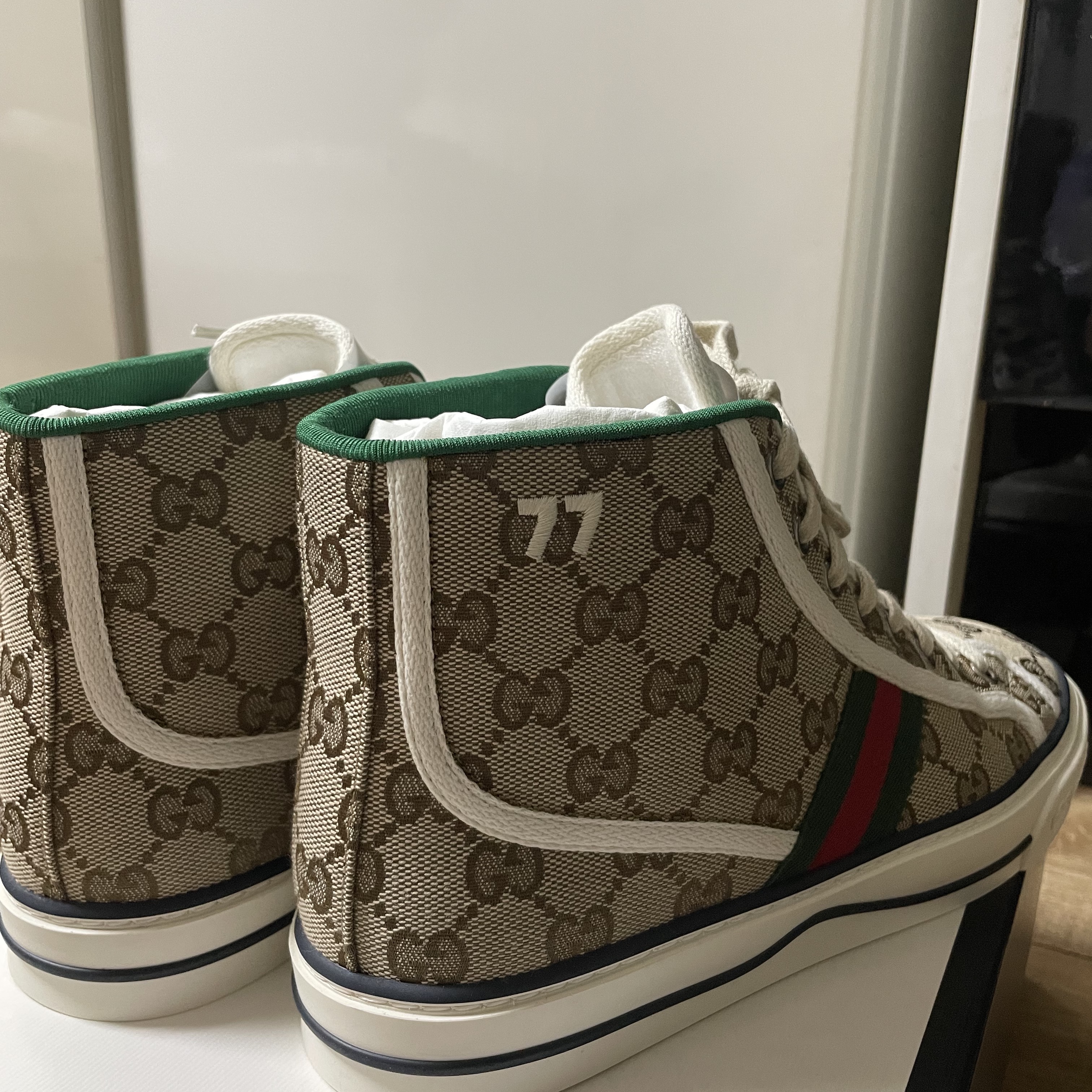 Gucci Tennis 1977 High-Top Sneakers Beige Ebony 착용 스타일 - 3