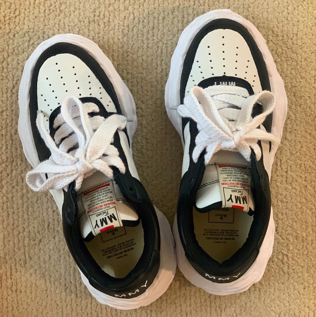 Maison Mihara Yasuhiro Wayne OG Sole Leather Low-top Sneakers Black White 착용 스타일 - 3